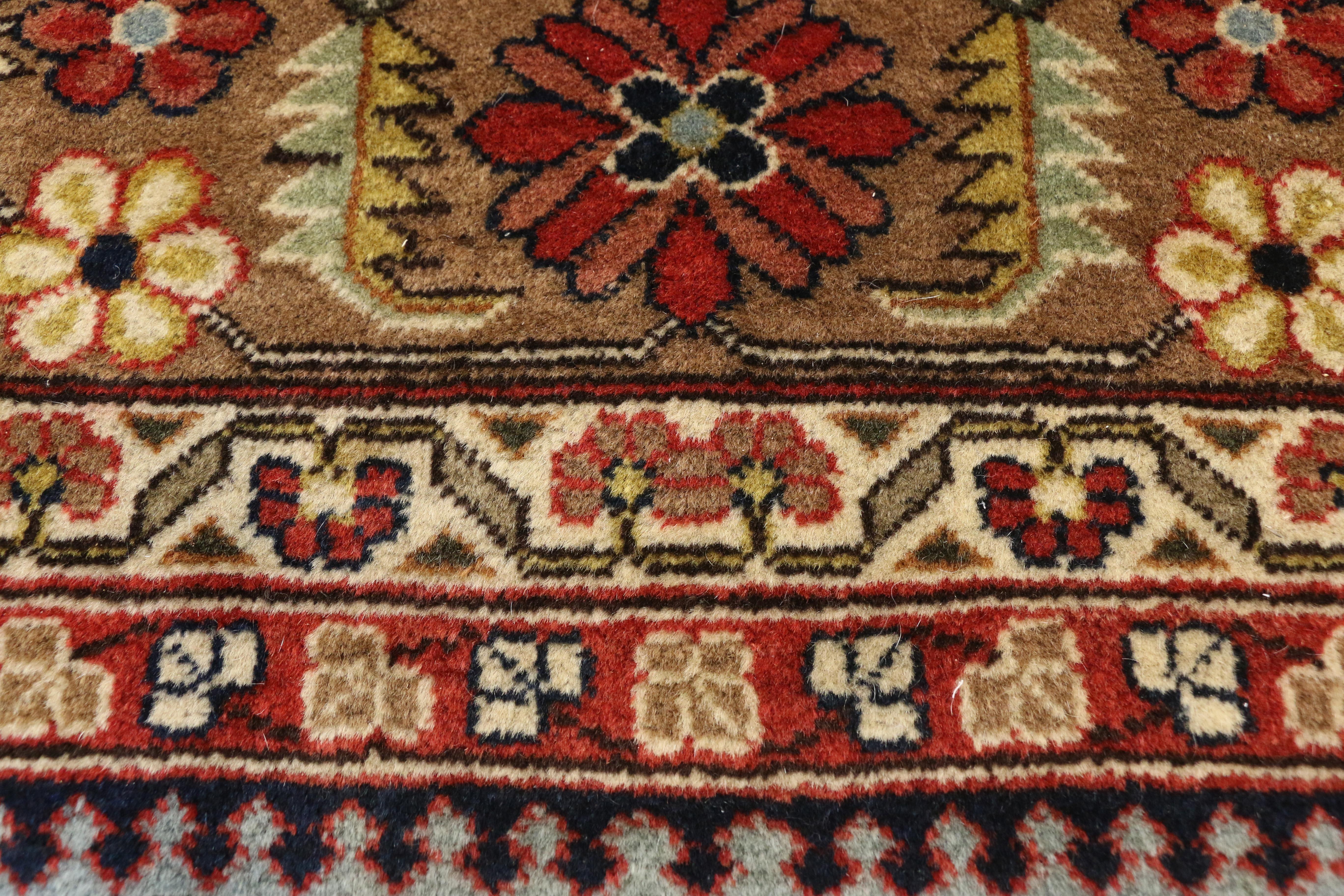 Rumänischer Stammes-Teppich im Adirondack-Lounge-Stil im Zustand „Relativ gut“ im Angebot in Dallas, TX