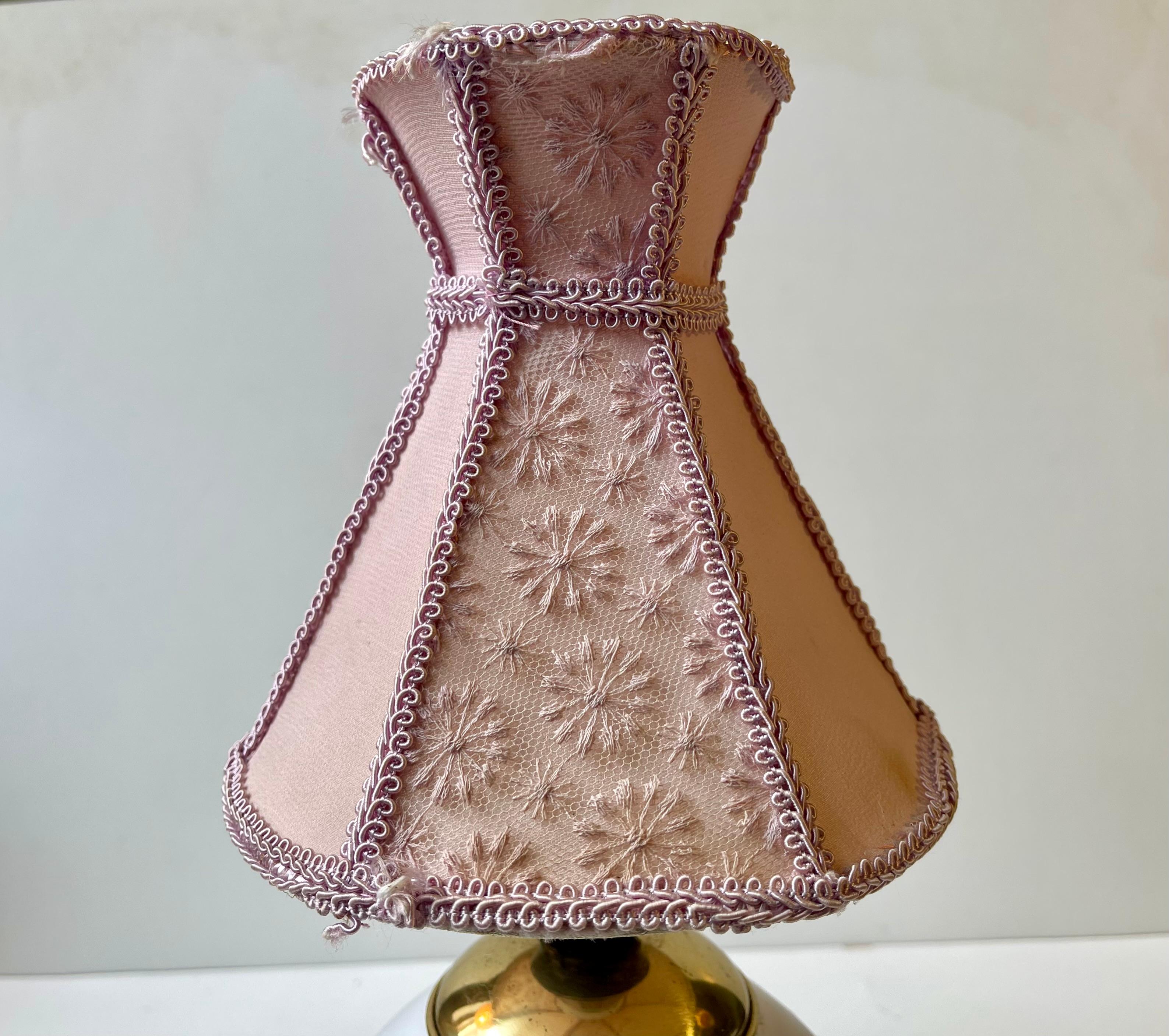 Romantica lampada da tavolo danese composta da una sfera di vetro opalino con accenti in ottone e un paralume in tessuto rosa fatto a mano con fiori. La base si trovava ad Abo Randers, in Danimarca, negli anni '70. Il paralume è incluso ed è d'epoca