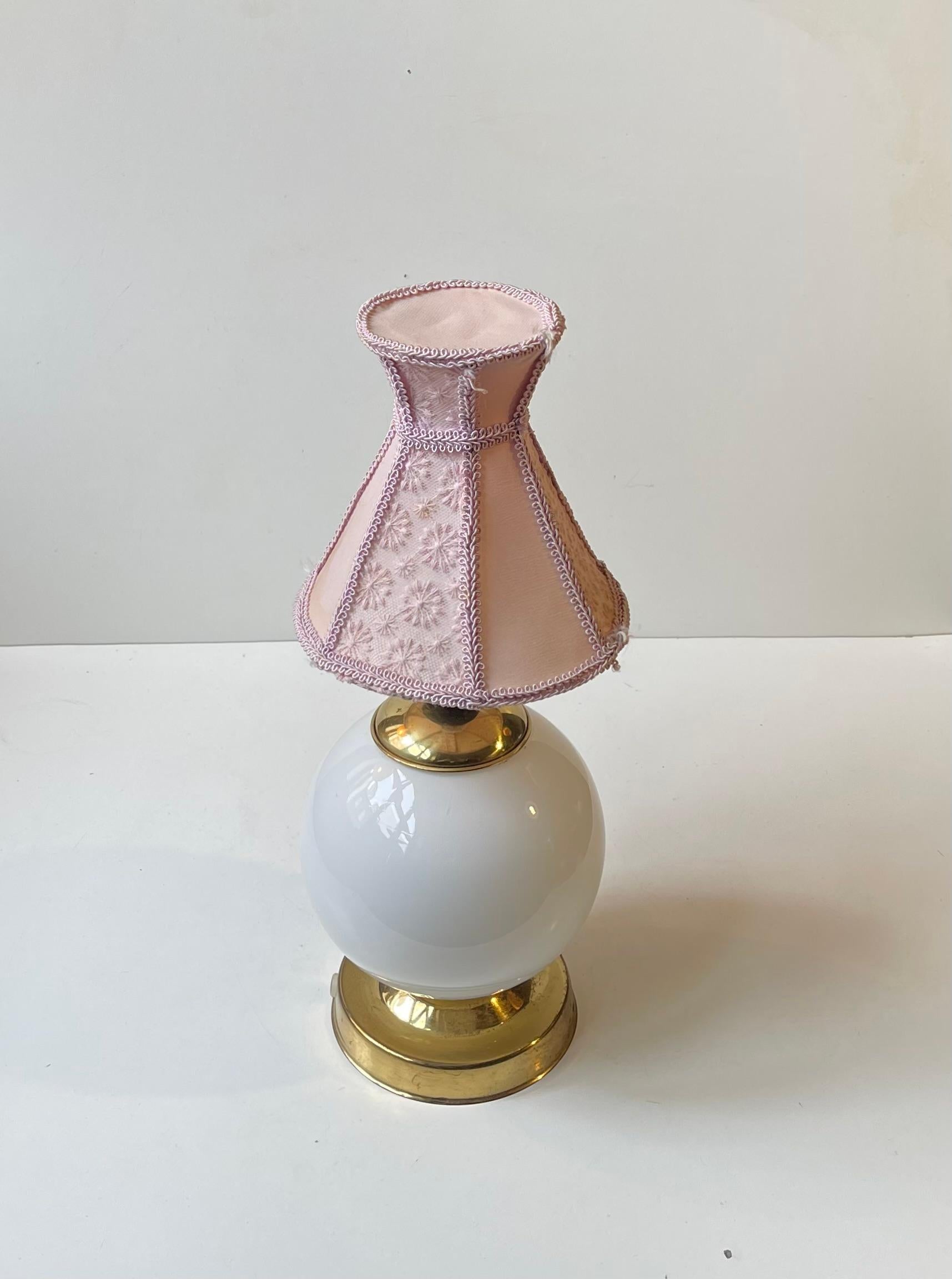 Mid-Century moderno Lampada da tavolo danese romantica e vintage con paralume in tessuto rosa in vendita