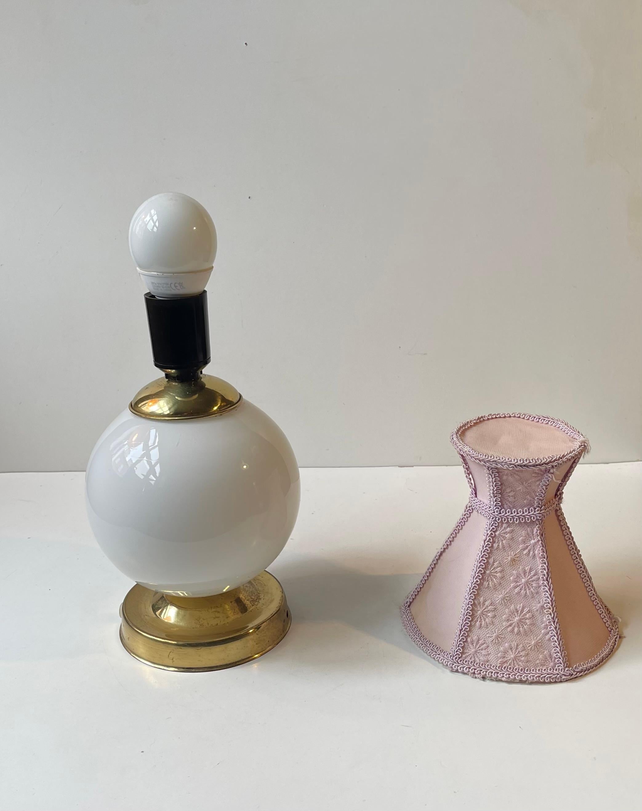 Danese Lampada da tavolo danese romantica e vintage con paralume in tessuto rosa in vendita