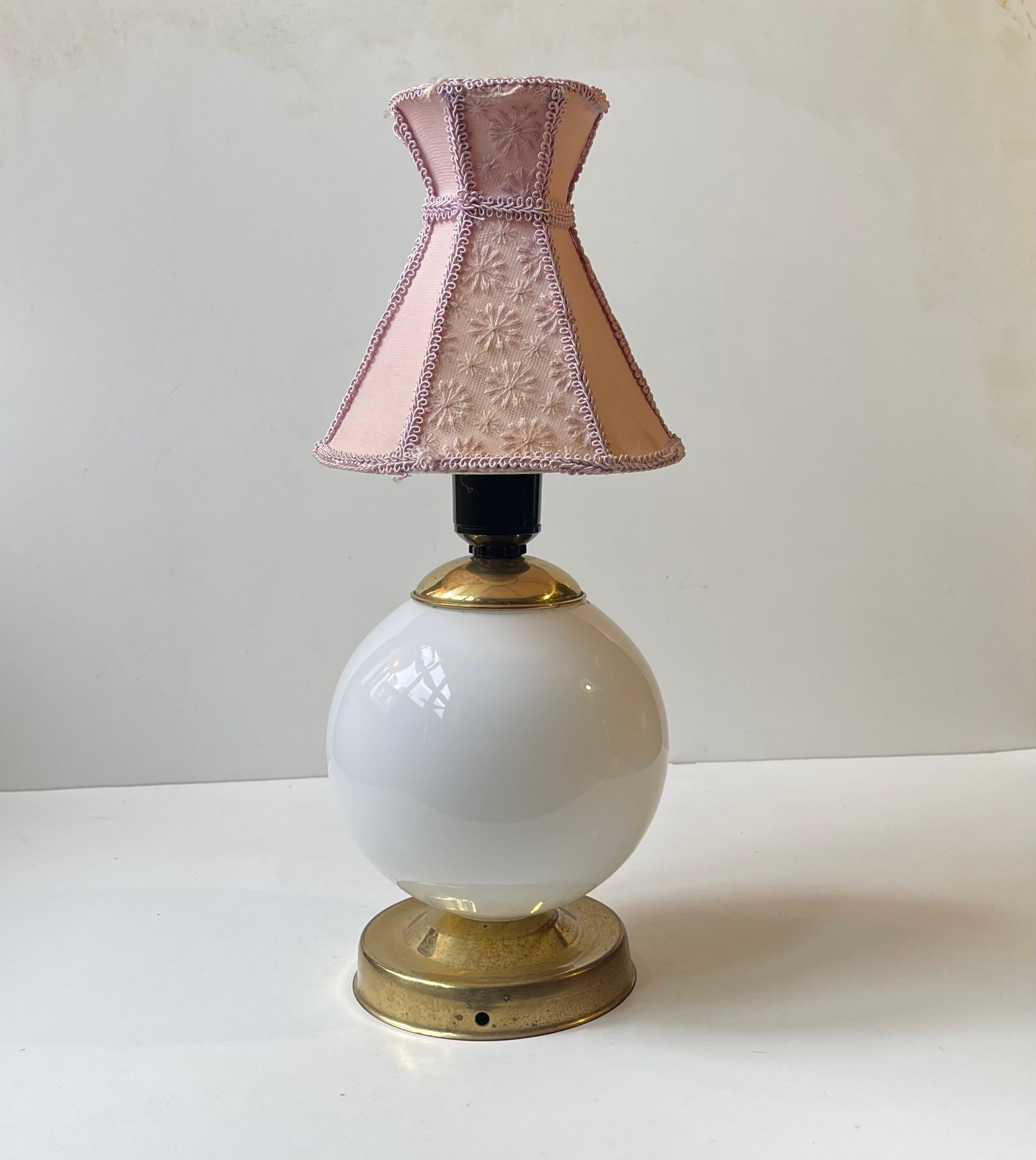 Lampada da tavolo danese romantica e vintage con paralume in tessuto rosa In condizioni buone in vendita a Esbjerg, DK