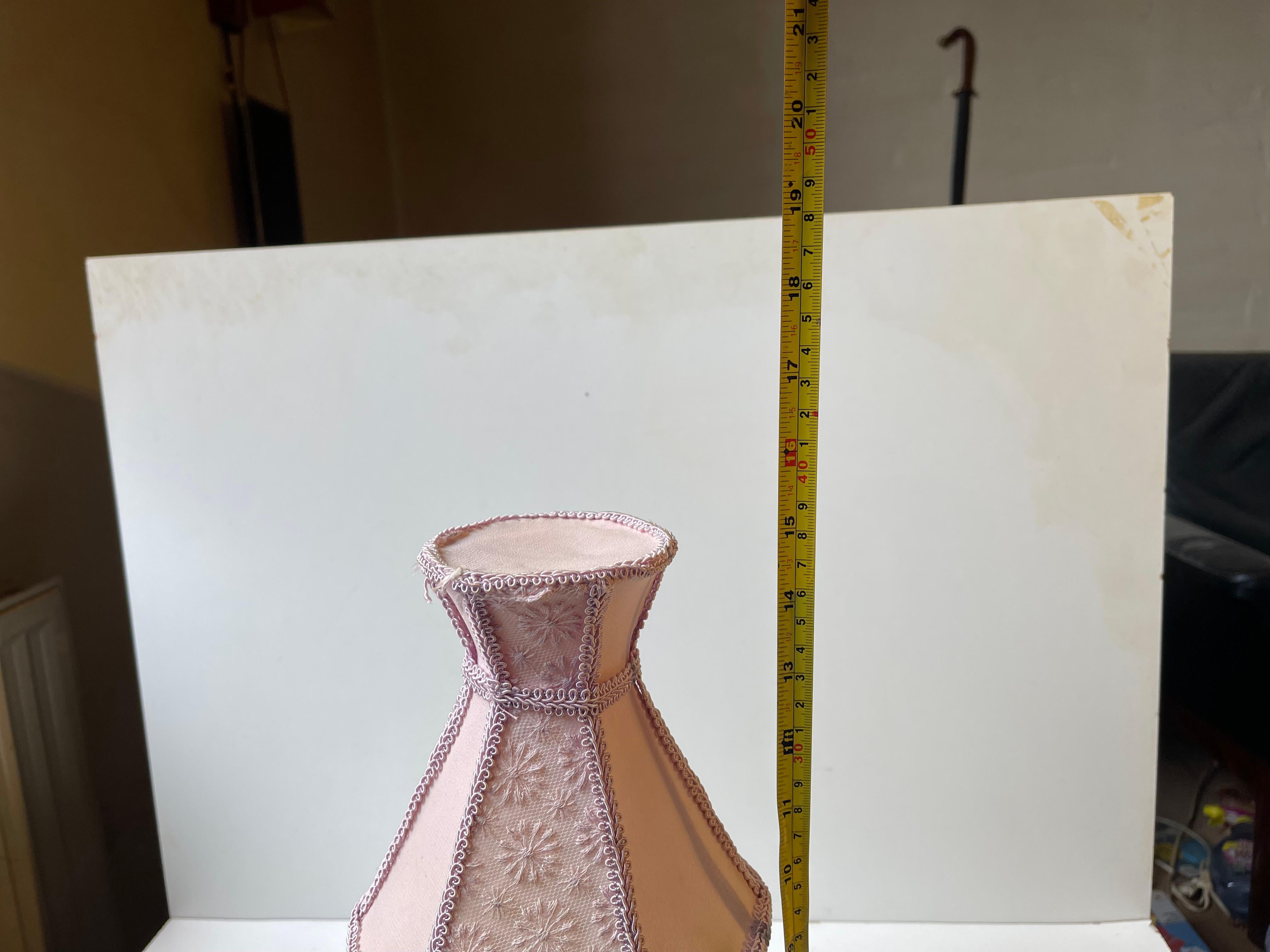 Fine XX secolo Lampada da tavolo danese romantica e vintage con paralume in tessuto rosa in vendita