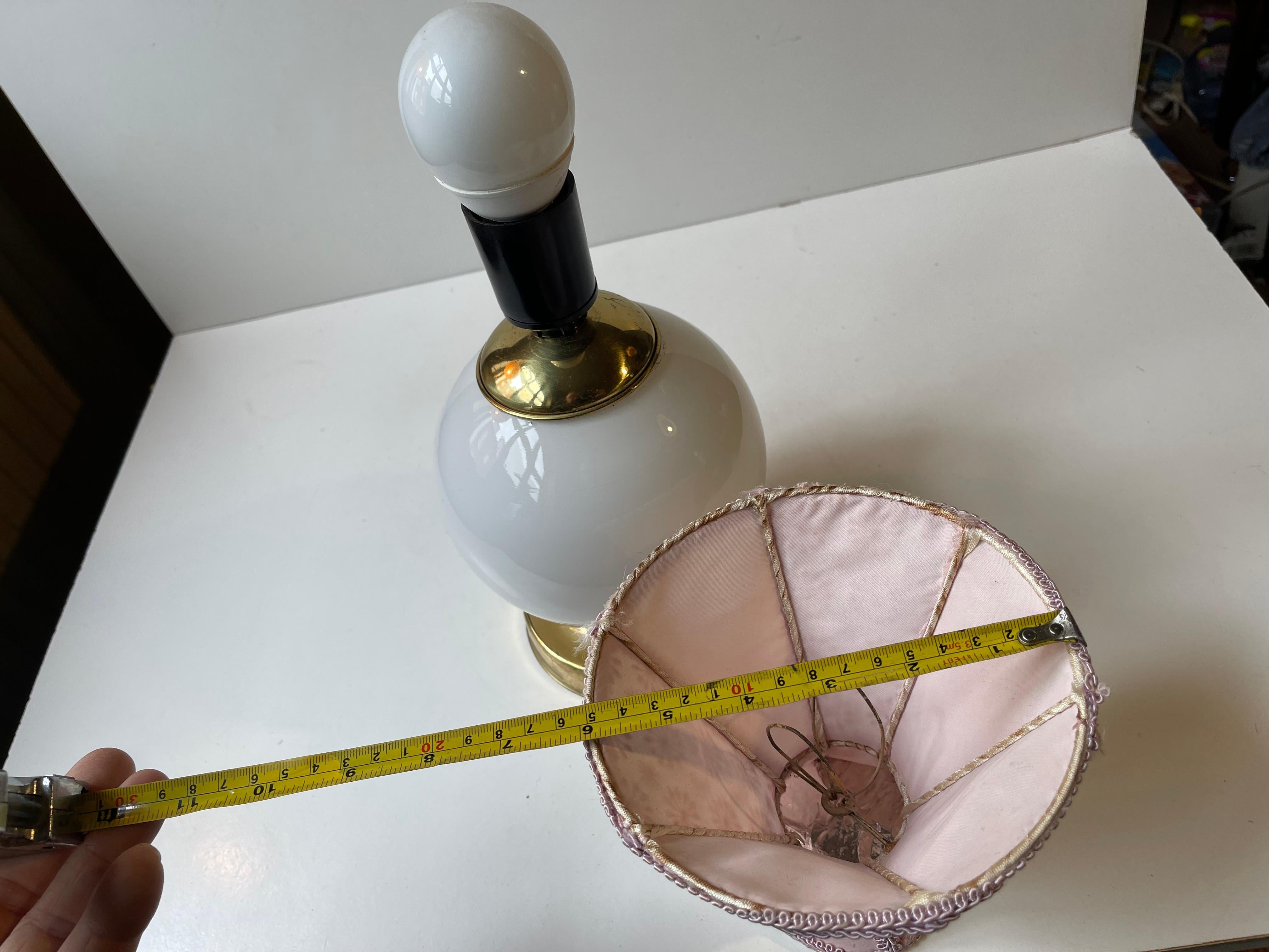 Ottone Lampada da tavolo danese romantica e vintage con paralume in tessuto rosa in vendita