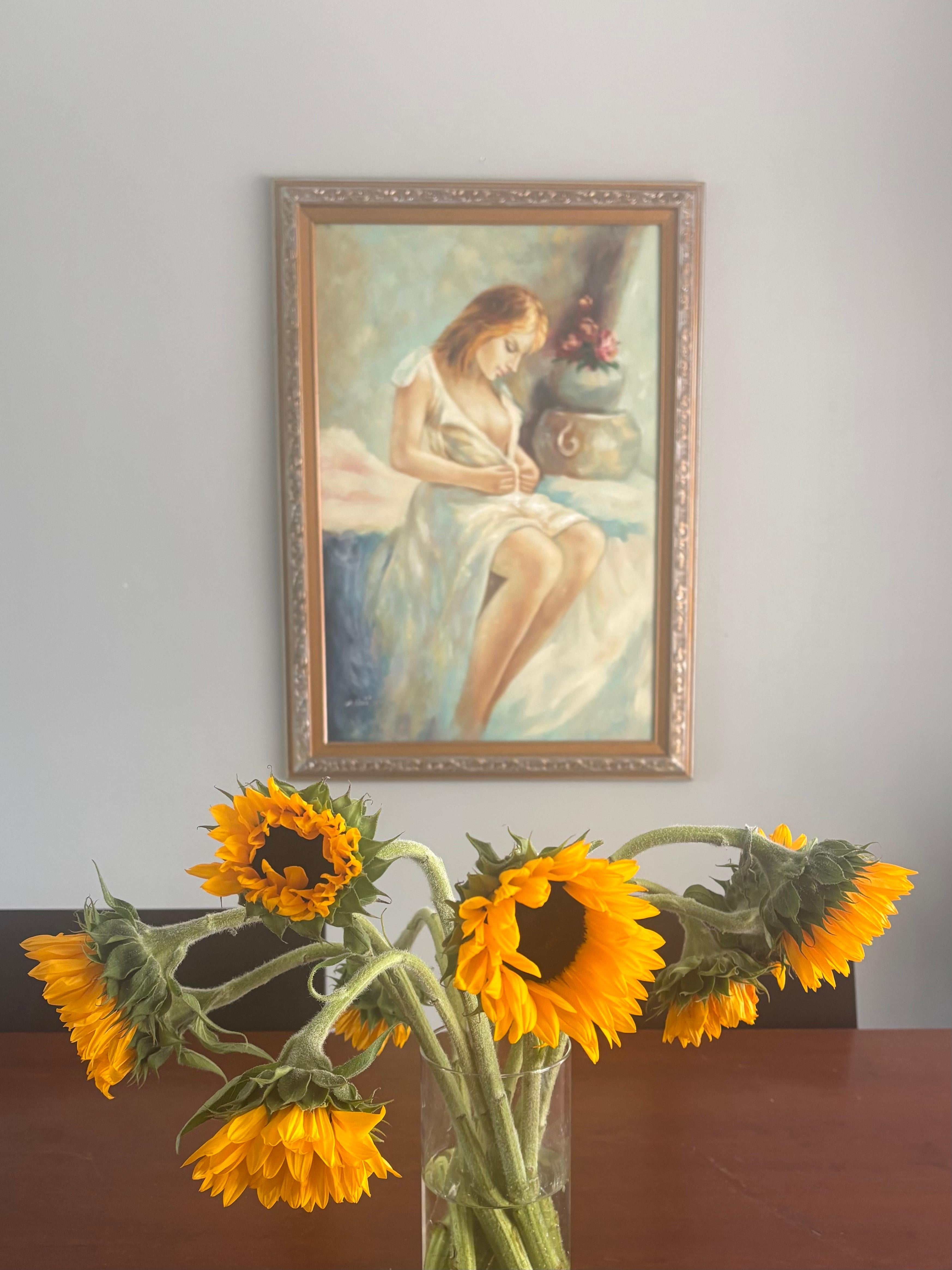 Ein wunderschön ausgeführtes Vintage-Ölgemälde einer Frau in einem ruhigen, intimen Moment, wiedergegeben in weichen, atmosphärischen Pinselstrichen. Die Künstlerin fängt eine ruhige, fast filmische Stille ein - warme Hauttöne, fließende Draperien