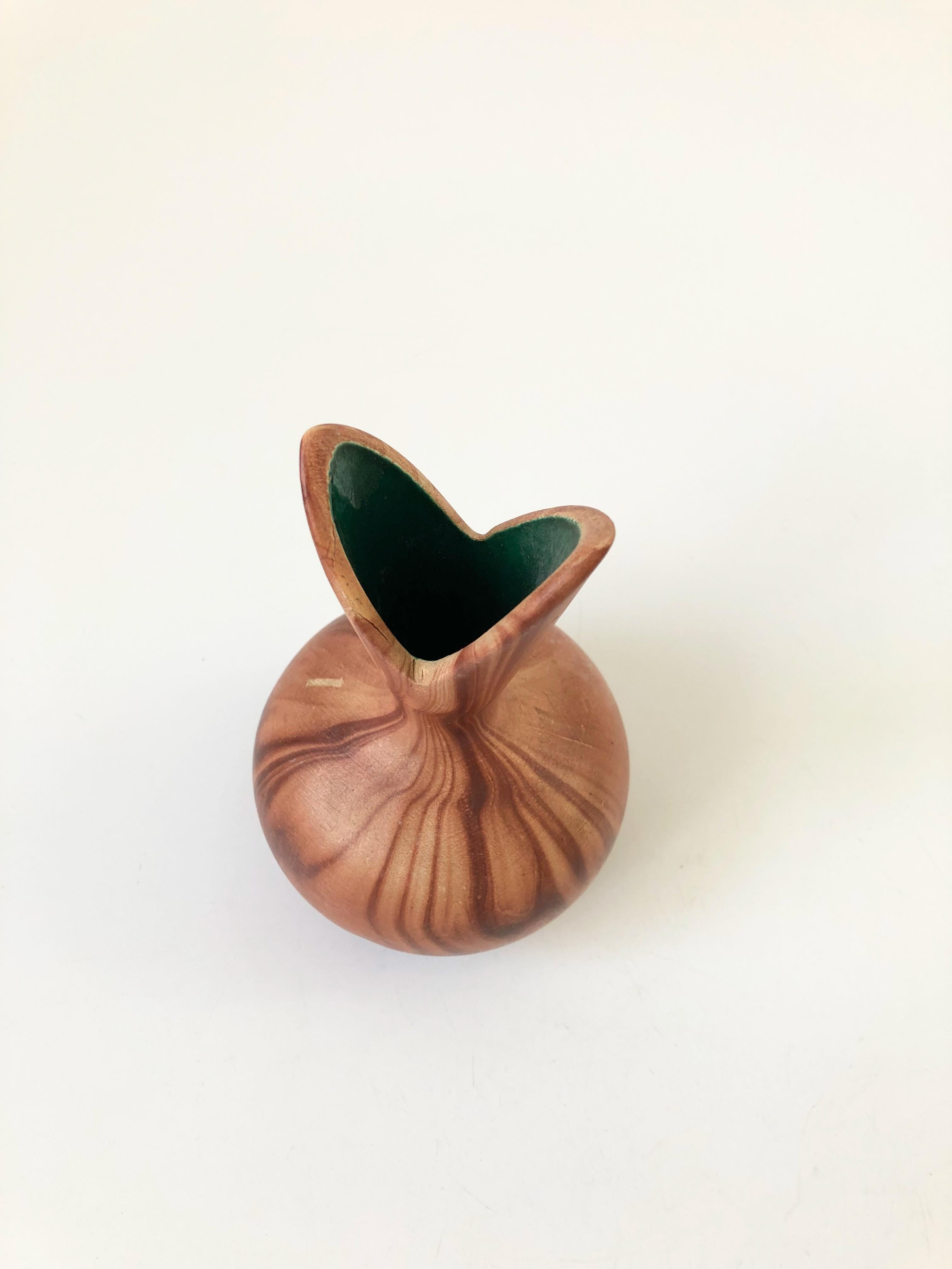 A beautiful vintage vase with a lovely terra cotta swirled pattern to the matte glaze. The interior is glossy and non absorbent, glazed in green, for a subtle pop of color. Made by Romco, Rocky Mountain Pottery Company of Colorado.
 