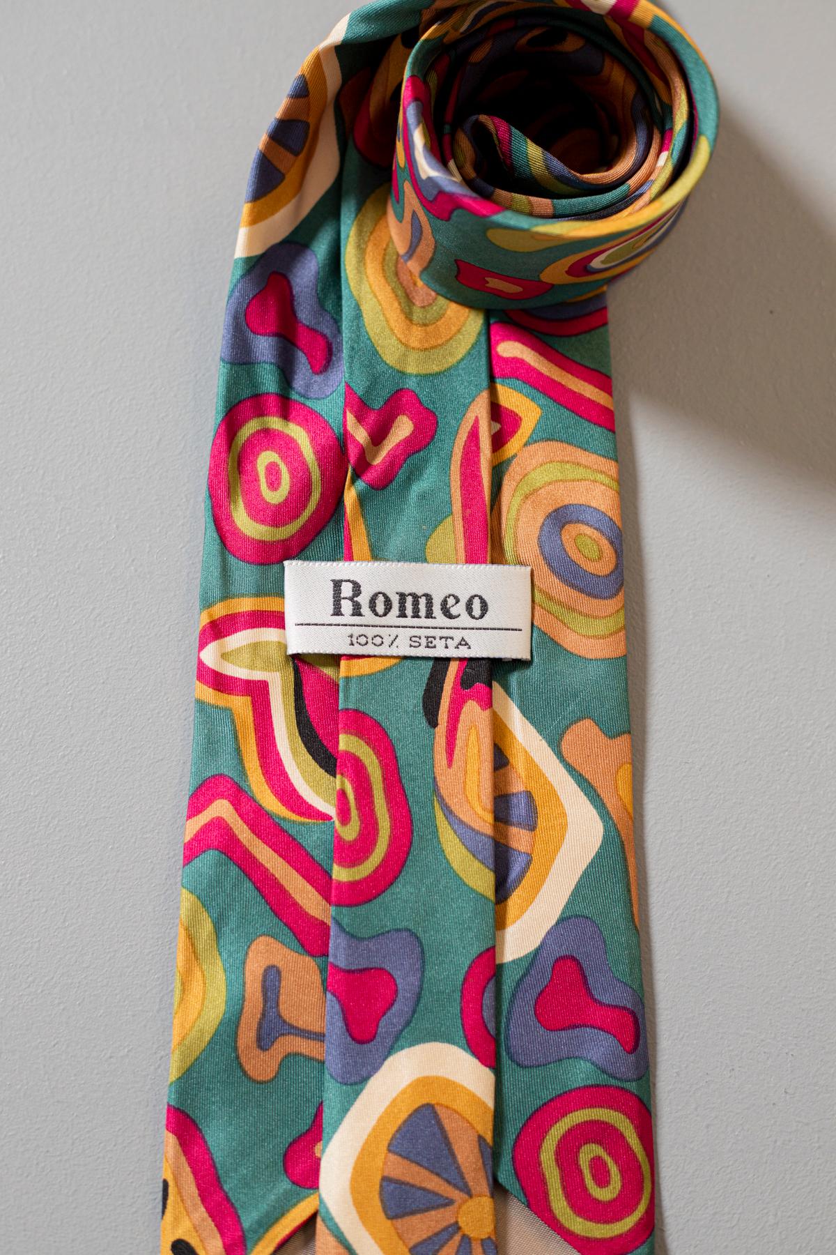 Vintage Romeo 100 % silk with very eccentric pattern  In Good Condition For Sale In Milano, IT
