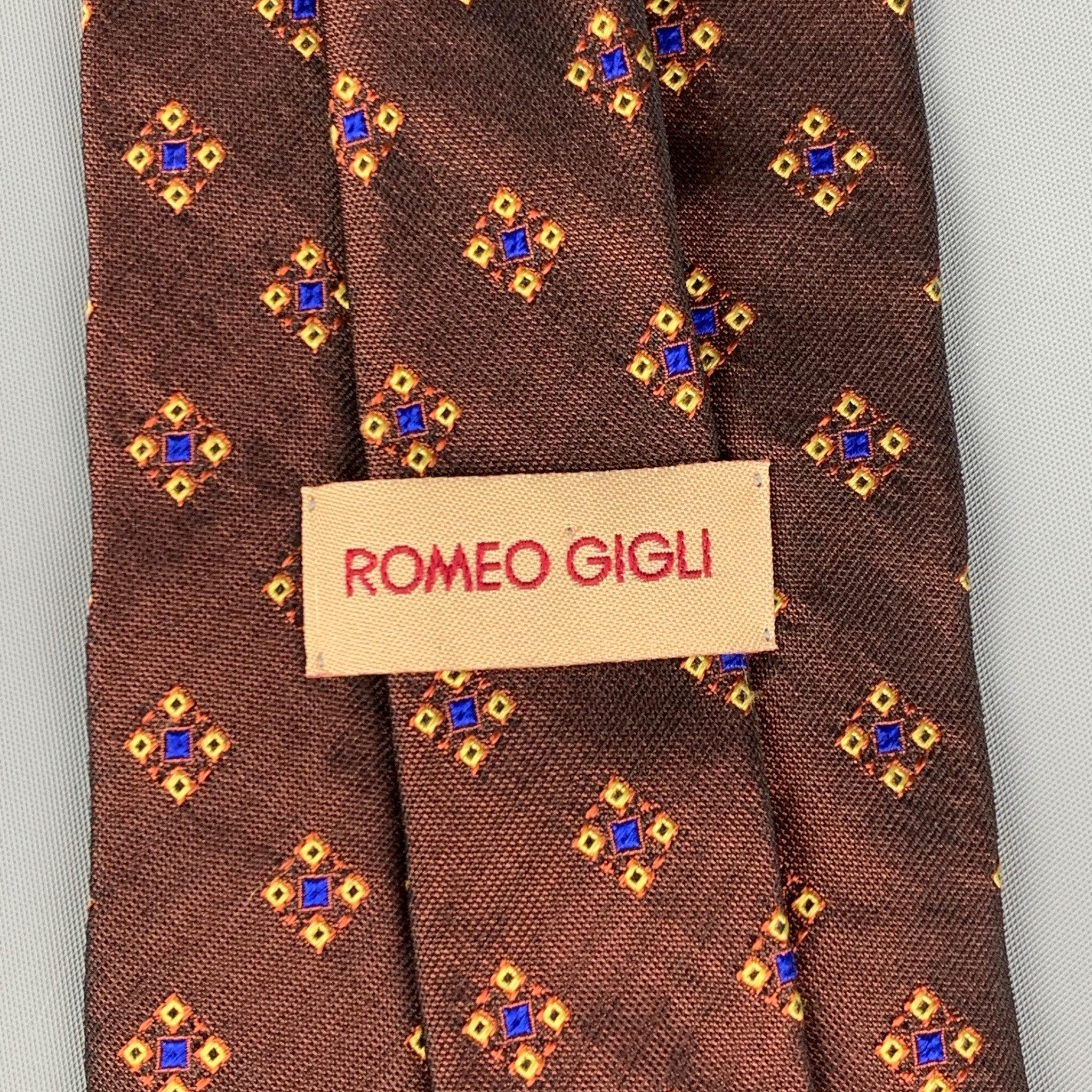 ROMEO GIGLI Cravate vintage en soie jaune bourgogne Pour hommes en vente