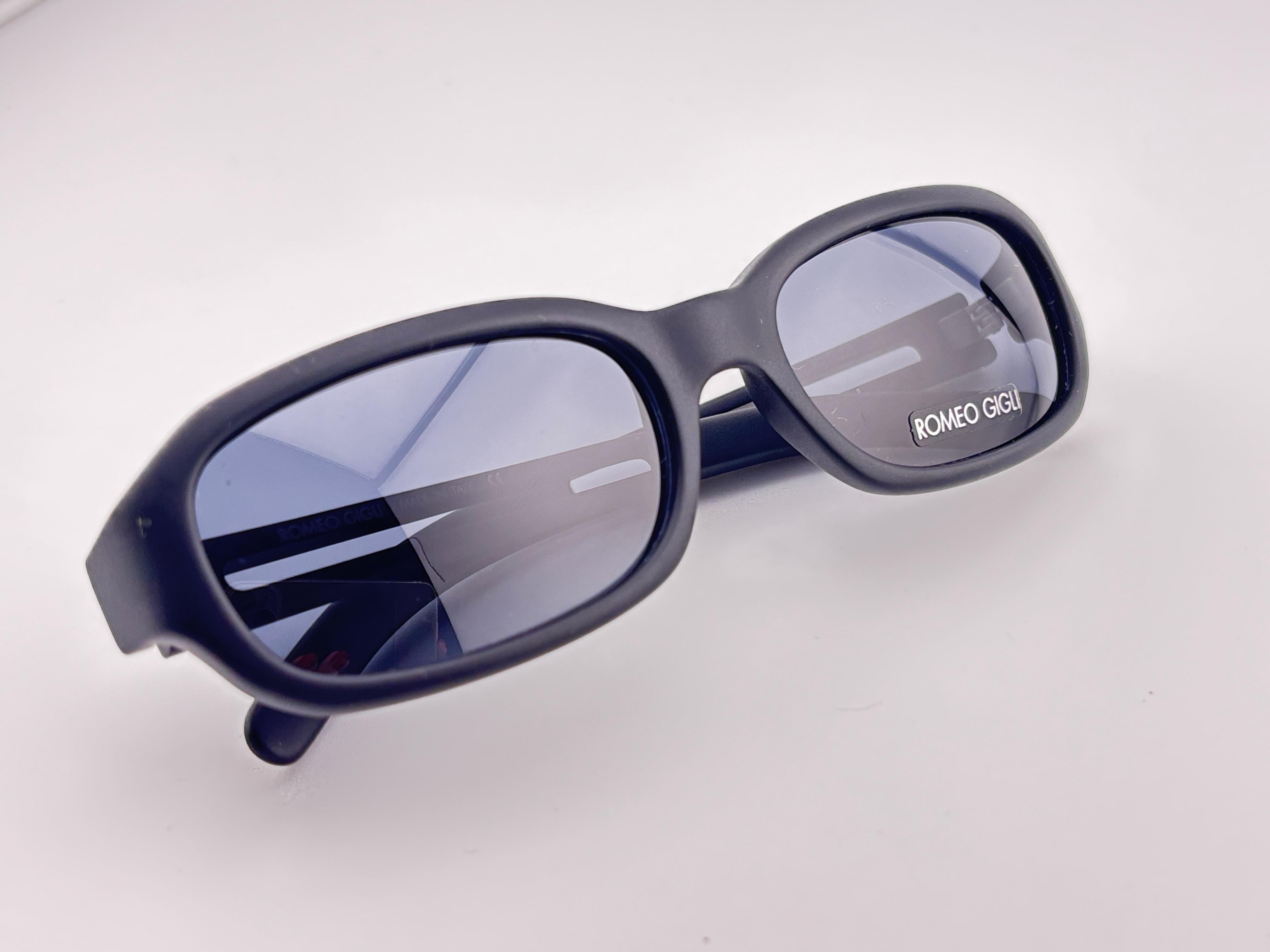 Noir Lunettes de soleil vintage Romeo Gigli Sleek noir mat RG 162/S 1990's Y2K en vente
