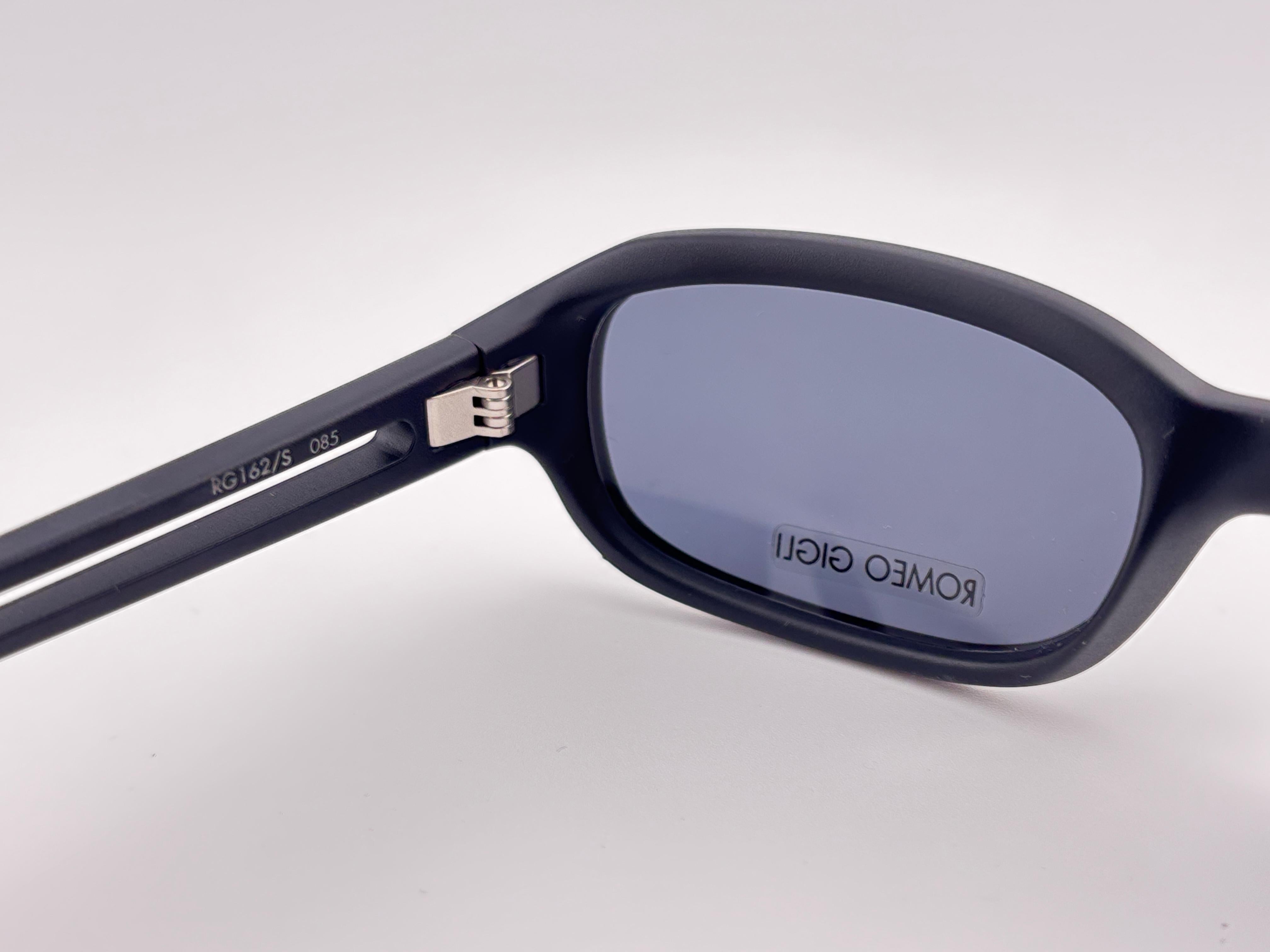 Lunettes de soleil vintage Romeo Gigli Sleek noir mat RG 162/S 1990's Y2K Unisexe en vente