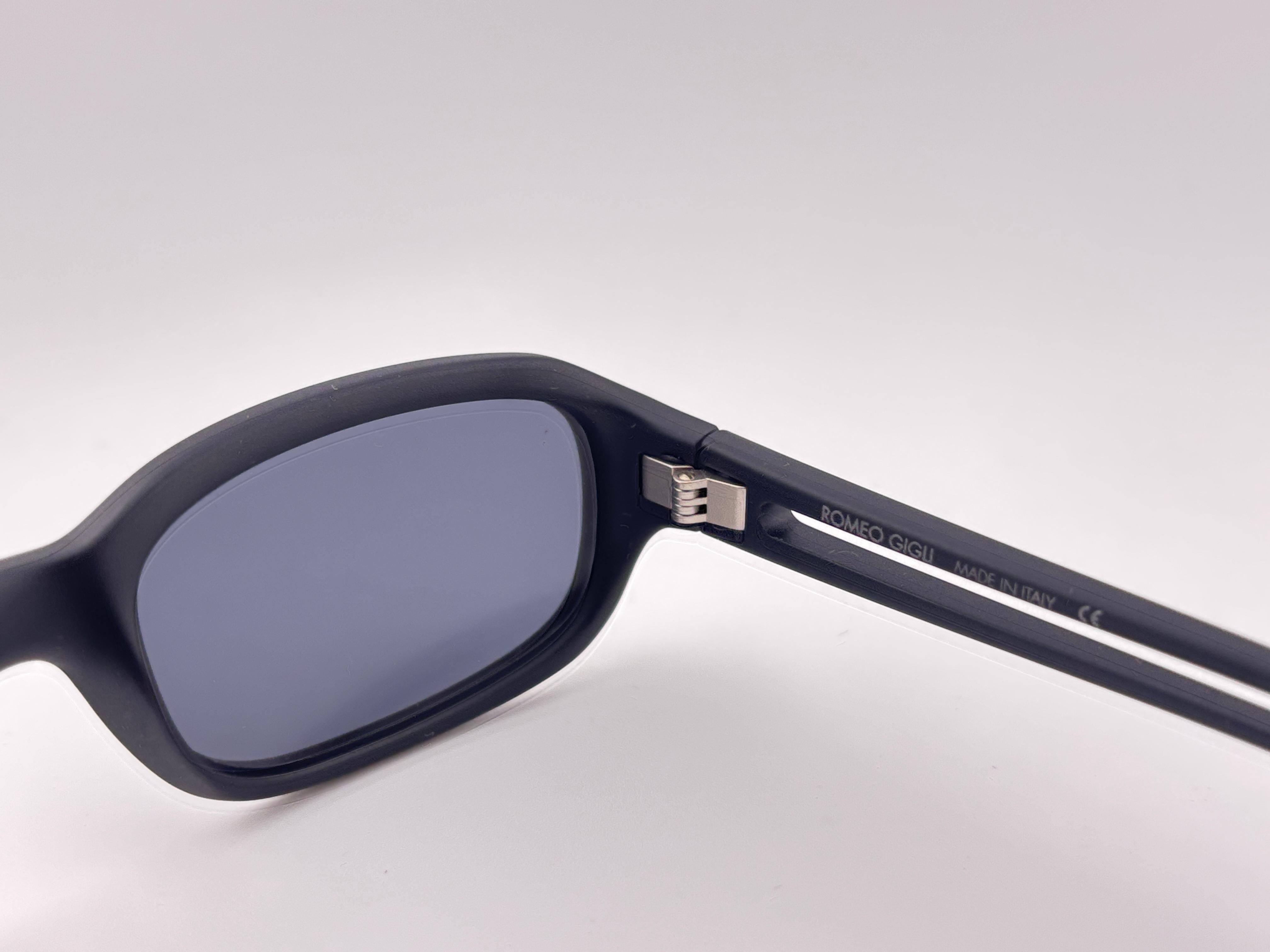 Lunettes de soleil vintage Romeo Gigli Sleek noir mat RG 162/S 1990's Y2K en vente 1