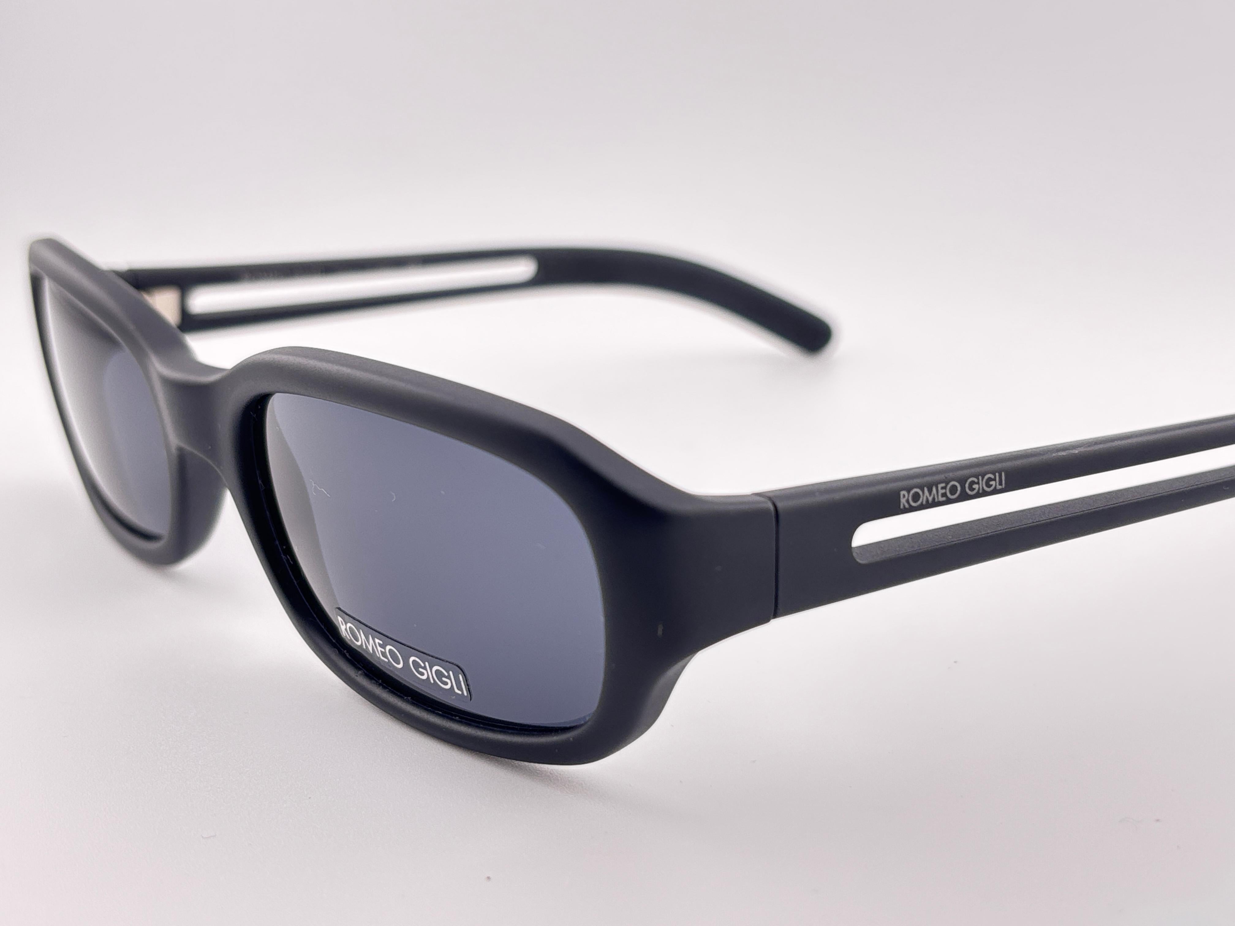 Lunettes de soleil vintage Romeo Gigli Sleek noir mat RG 162/S 1990's Y2K en vente 2