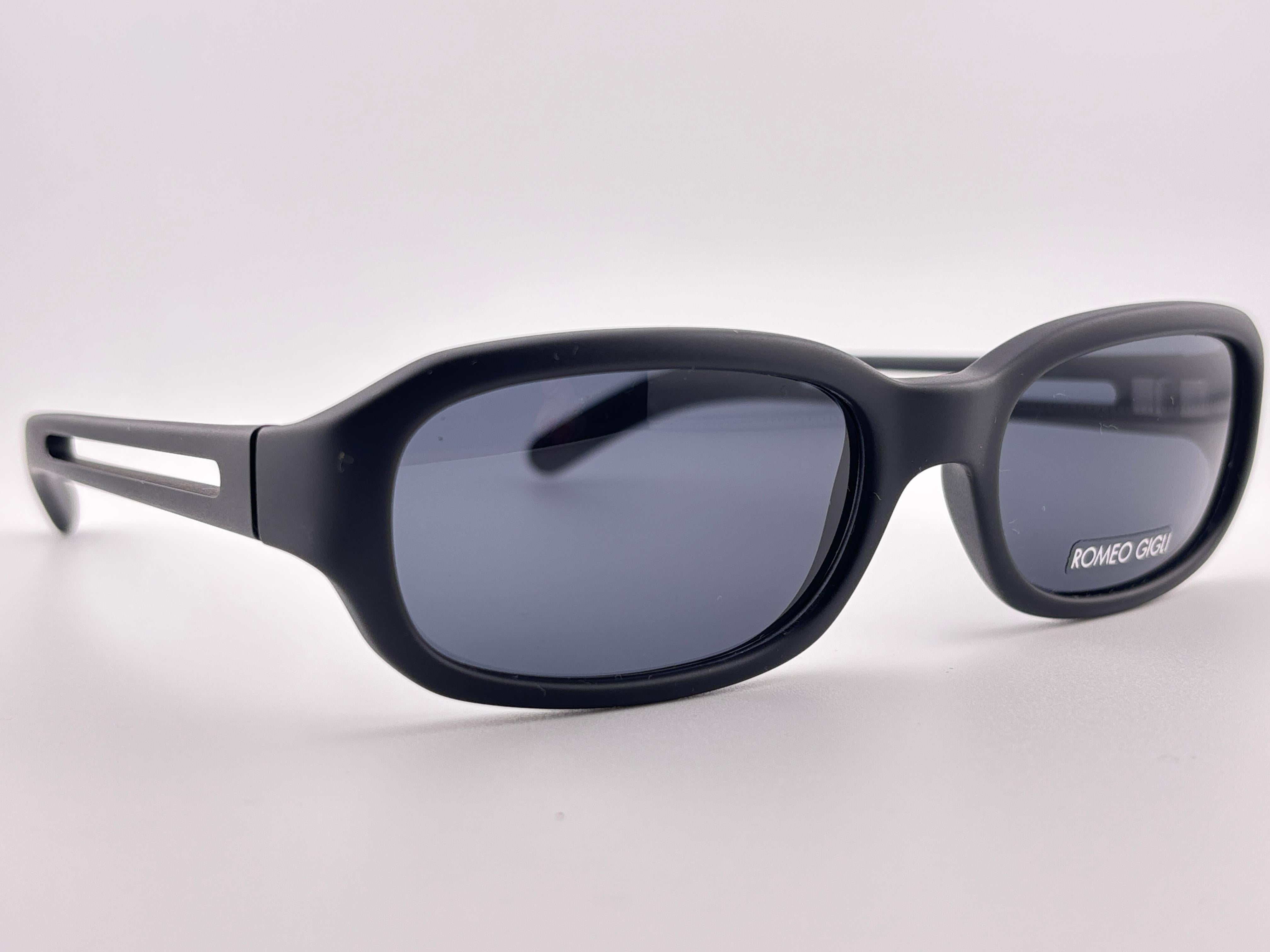 Lunettes de soleil vintage Romeo Gigli Sleek noir mat RG 162/S 1990's Y2K en vente 3