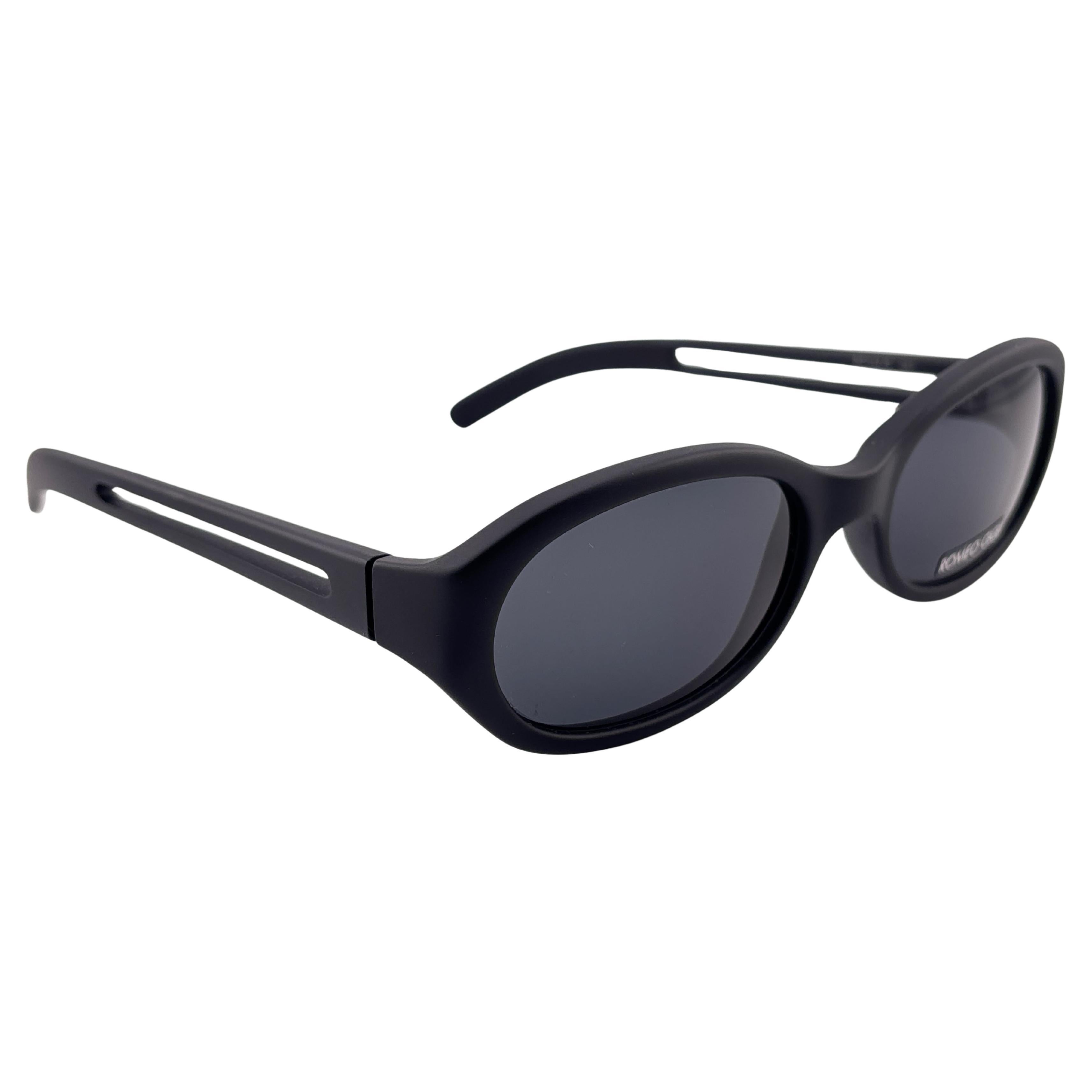 Neu Seltene Vintage Romeo Gigli Rg 163/ S Schwarz Matt Sonnenbrille  Sportliche graue Linsen.

Produziert und gestaltet zu Beginn der 2000er Jahre. 


Es hat einige leichte Abnutzung durch 30 Jahre der Lagerung.

Vorderseite : 14 Zentimeter

Linse