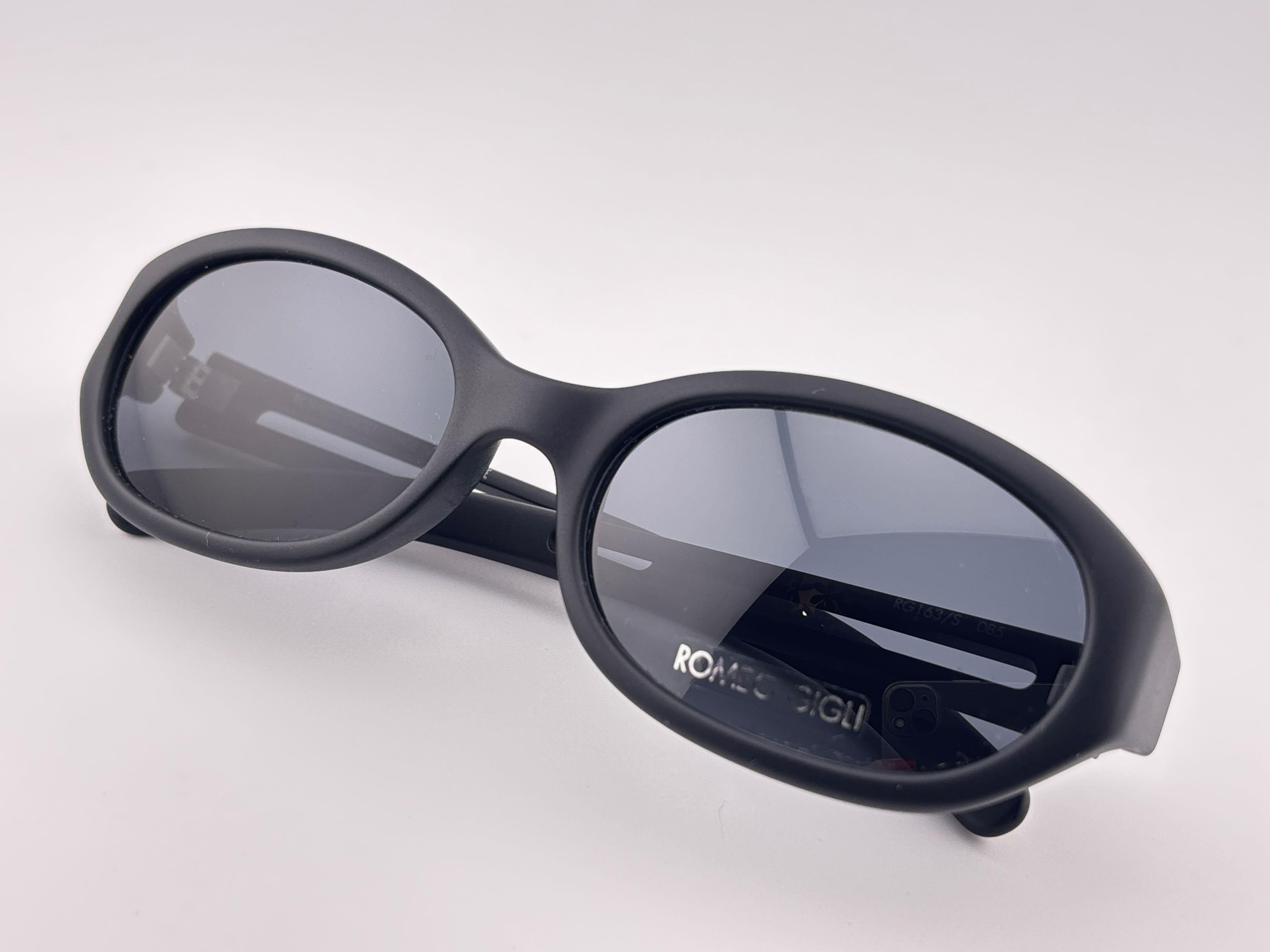 Vintage Romeo Gigli Glatte Matte Schwarz RG 163/S 1990's Y2K Sonnenbrille für Damen oder Herren im Angebot