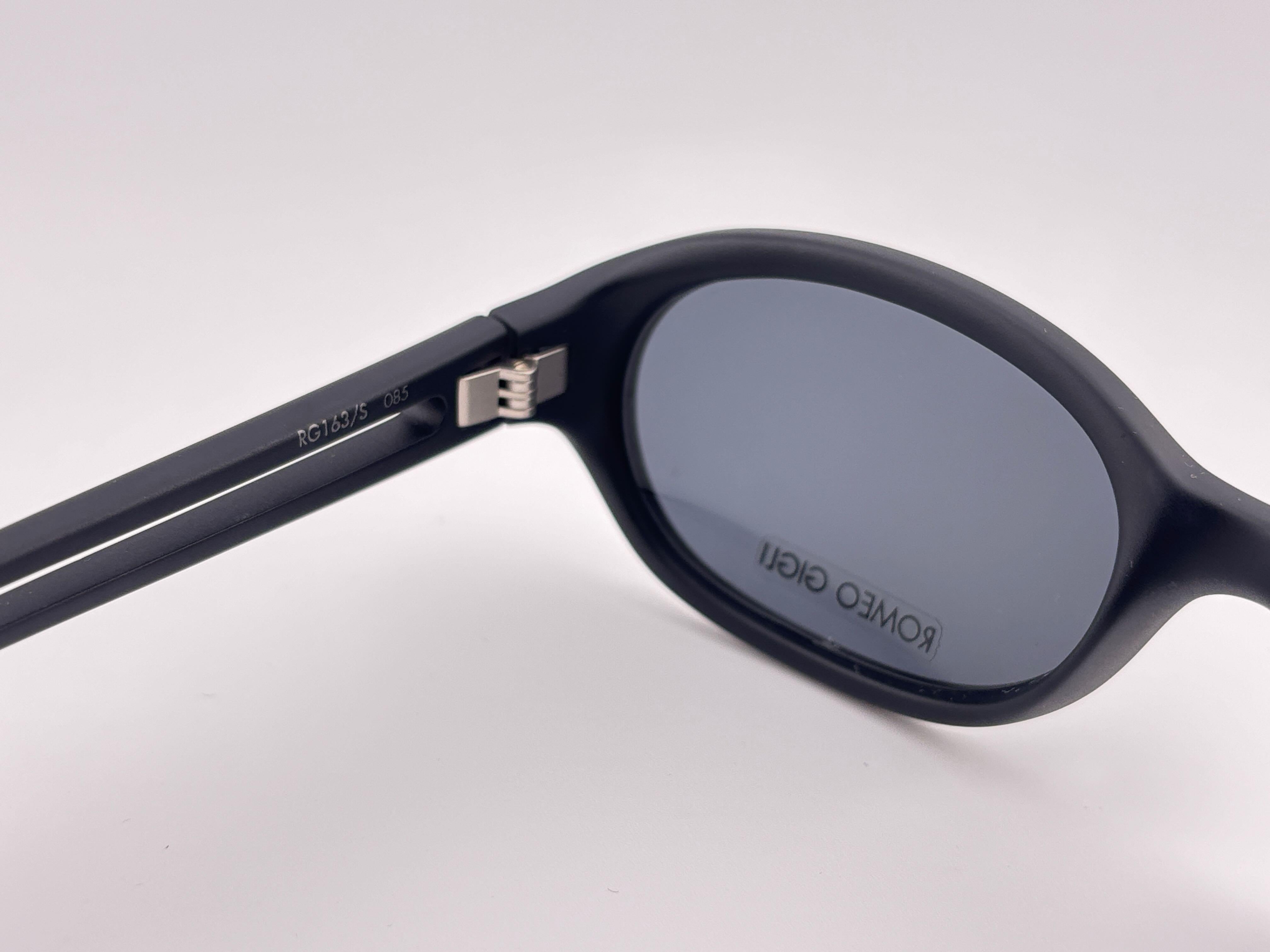 Vintage Romeo Gigli Glatte Matte Schwarz RG 163/S 1990's Y2K Sonnenbrille im Angebot 1