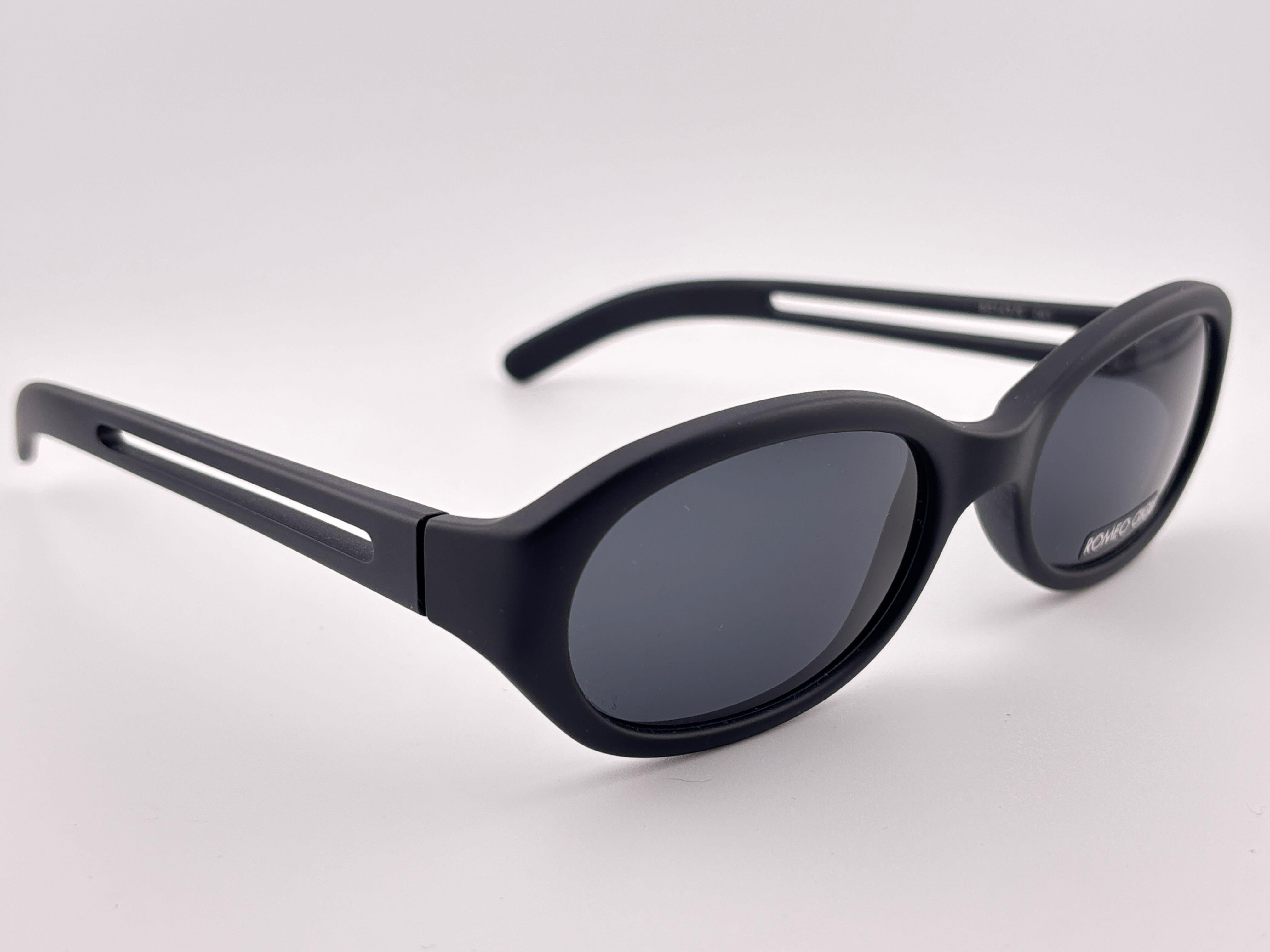 Vintage Romeo Gigli Glatte Matte Schwarz RG 163/S 1990's Y2K Sonnenbrille im Angebot 3