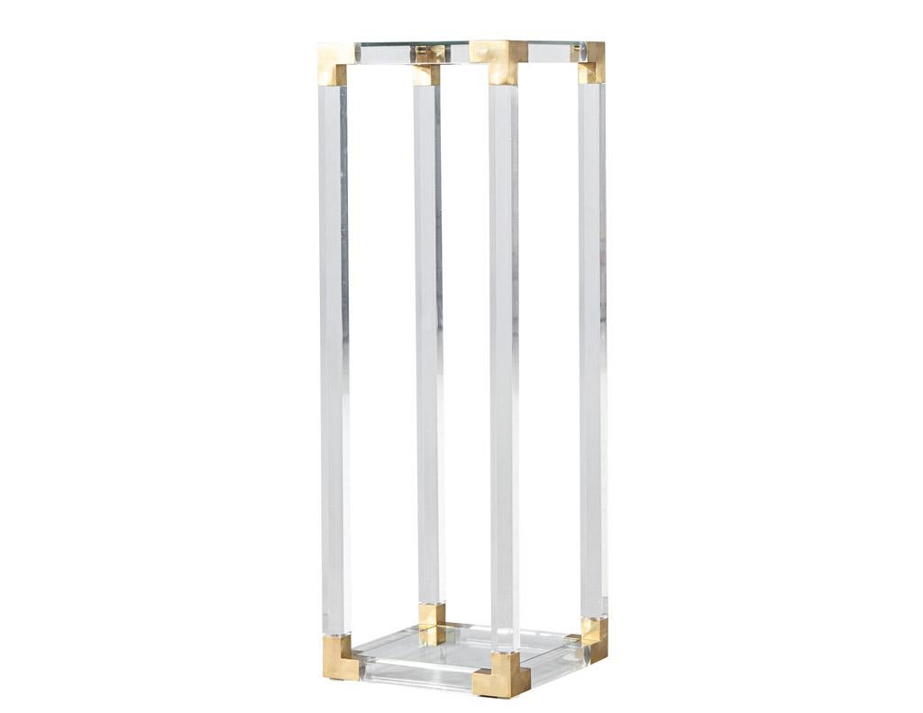 Vintage Romeo Rega Acrylic and Brass Pedestal Stand In Good Condition For Sale In North York, ON