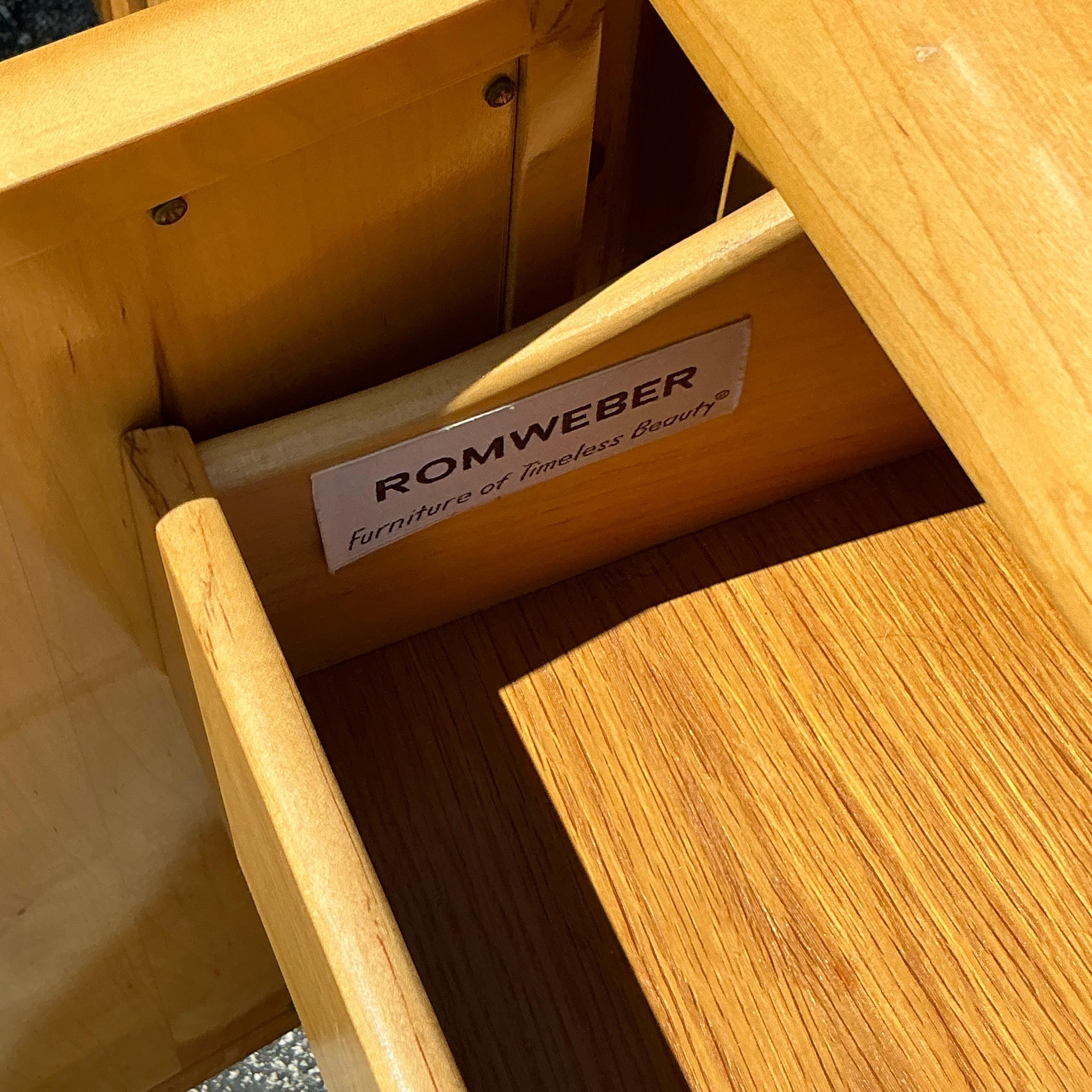 Rehaussez le décor de votre chambre à coucher avec cette paire de tables de nuit Vintage MCM en loupe et miroir. Ces chefs-d'œuvre de la modernité du milieu du siècle présentent un grain de bois exquis, donnant à chaque table de nuit une texture