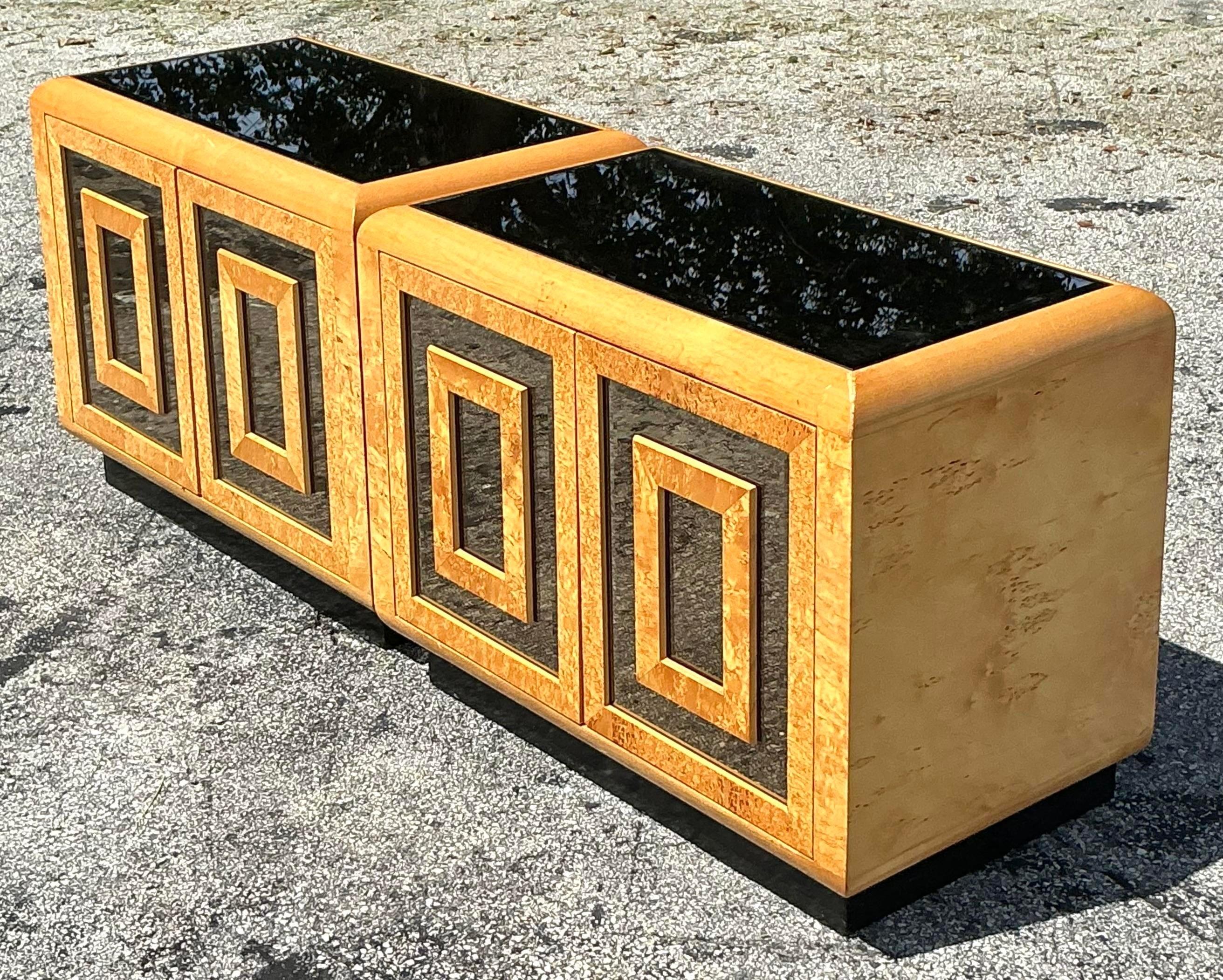 Mid-Century Modern Paire de tables de nuit vintage en loupe et miroir Romweber en vente