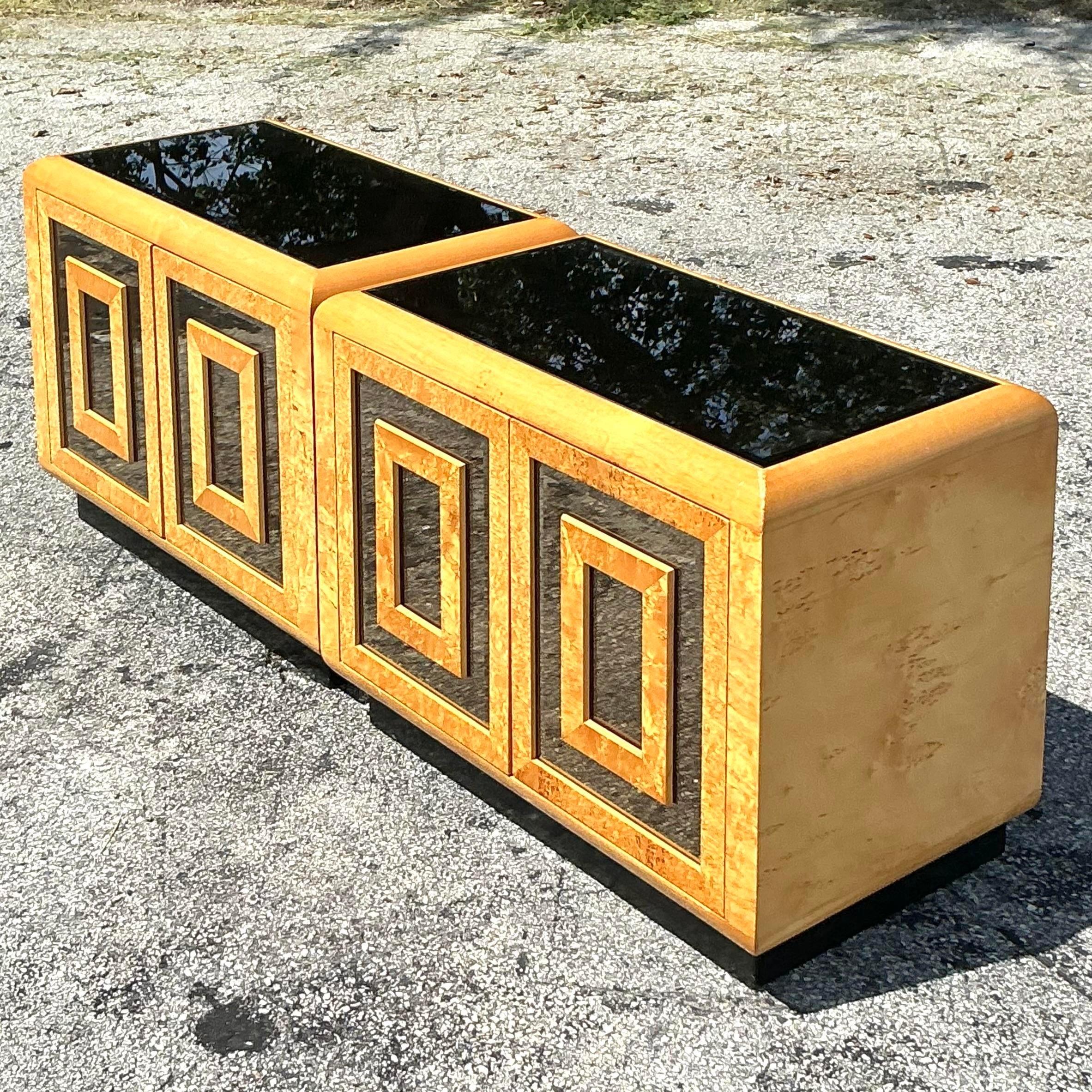 Américain Paire de tables de nuit vintage en loupe et miroir Romweber en vente