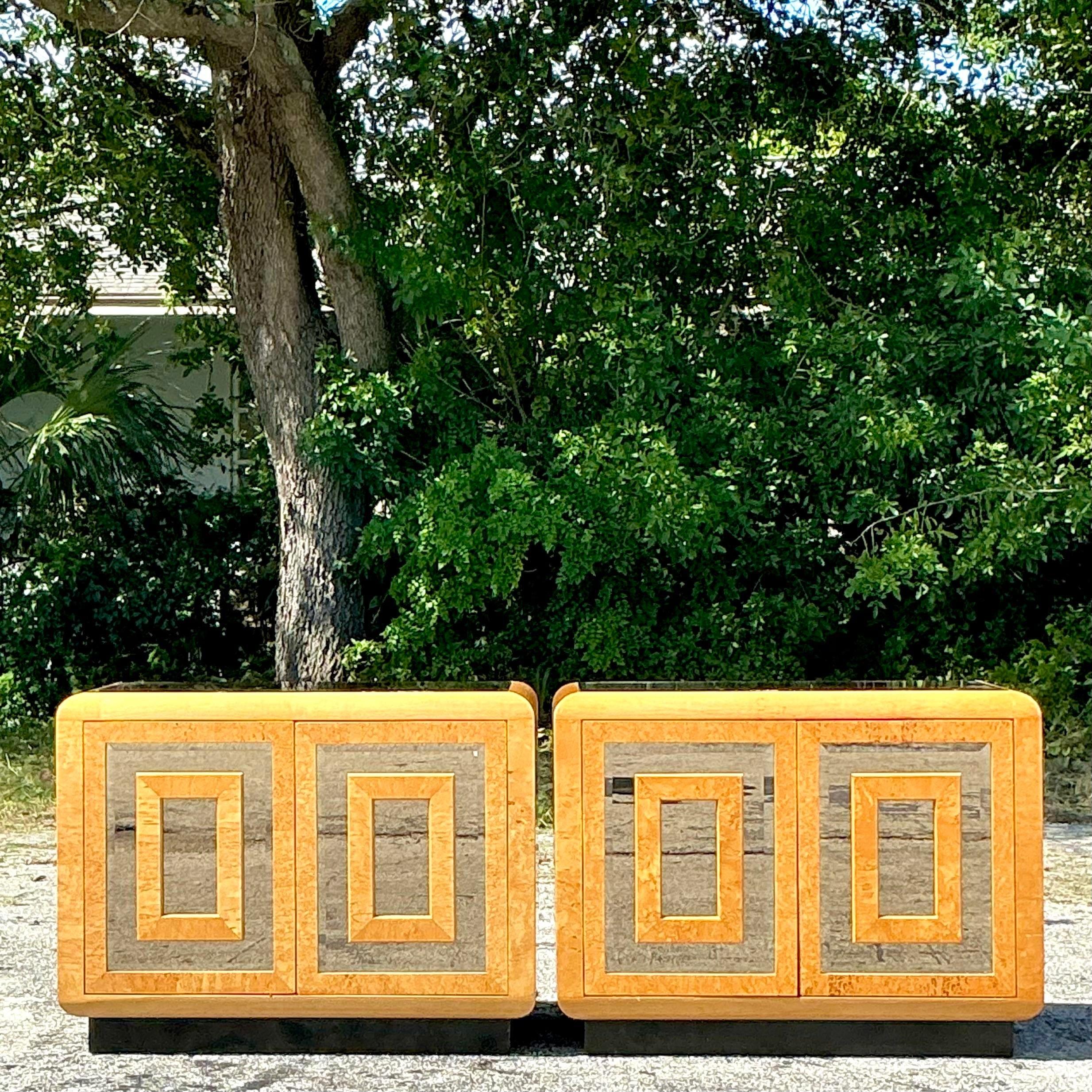 Paire de tables de nuit vintage en loupe et miroir Romweber Bon état - En vente à west palm beach, FL