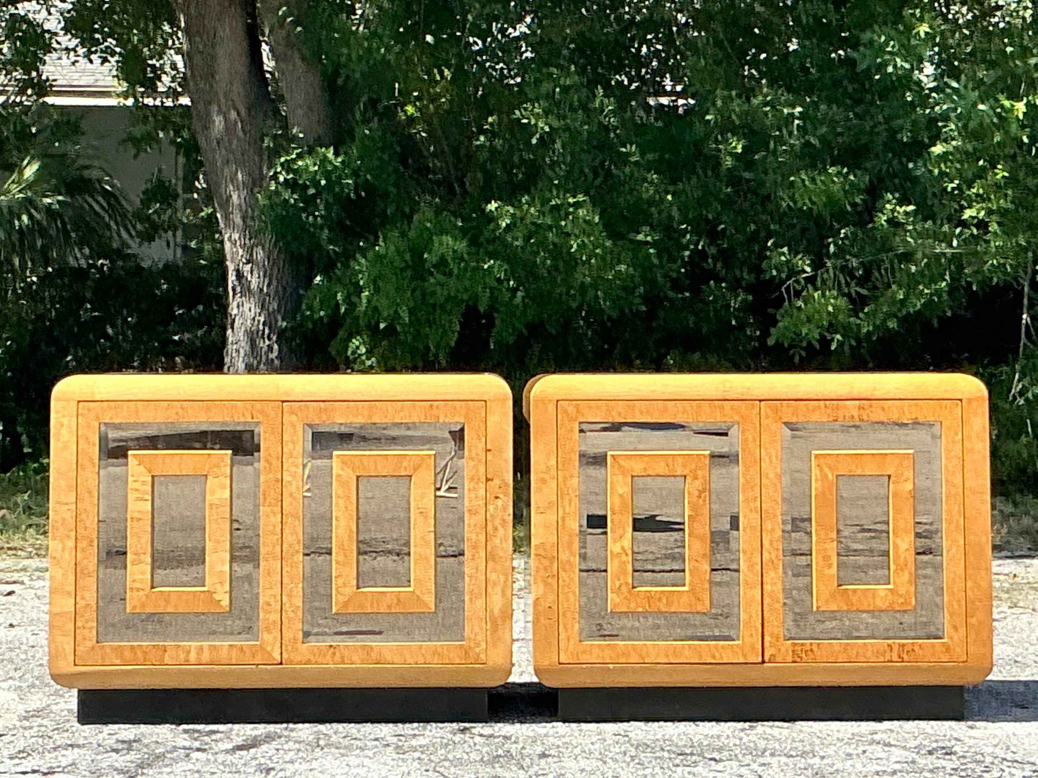 20ième siècle Paire de tables de nuit vintage en loupe et miroir Romweber en vente