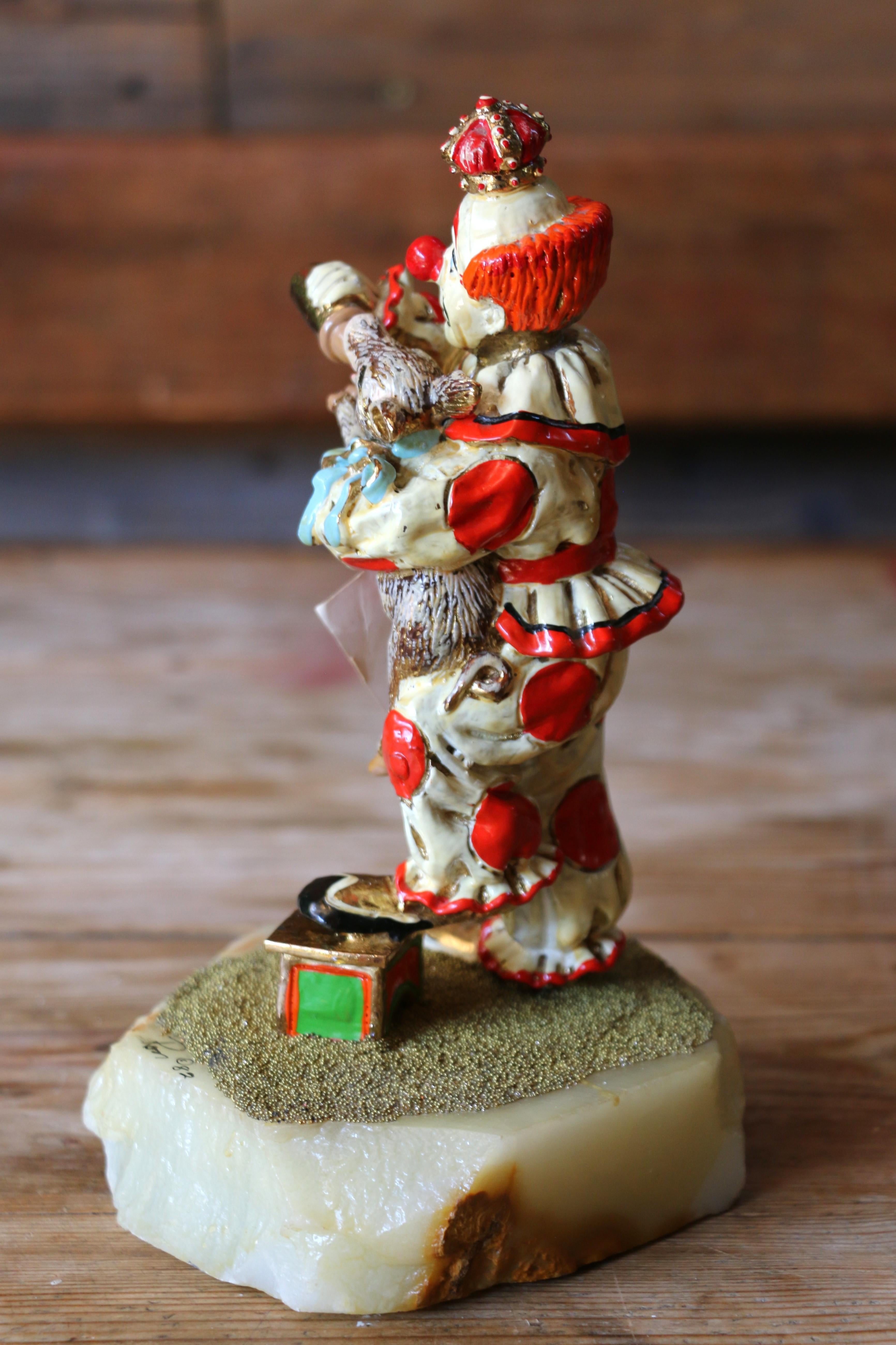 Spettacolare statuetta del clown Ron Lee. È firmato dai creatori ed è datato 1982. Questo bellissimo pezzo raffigura un clown che nutre un cucciolo di animale, probabilmente un vitello o un agnello, con un biberon. Queste statuette sono realizzate