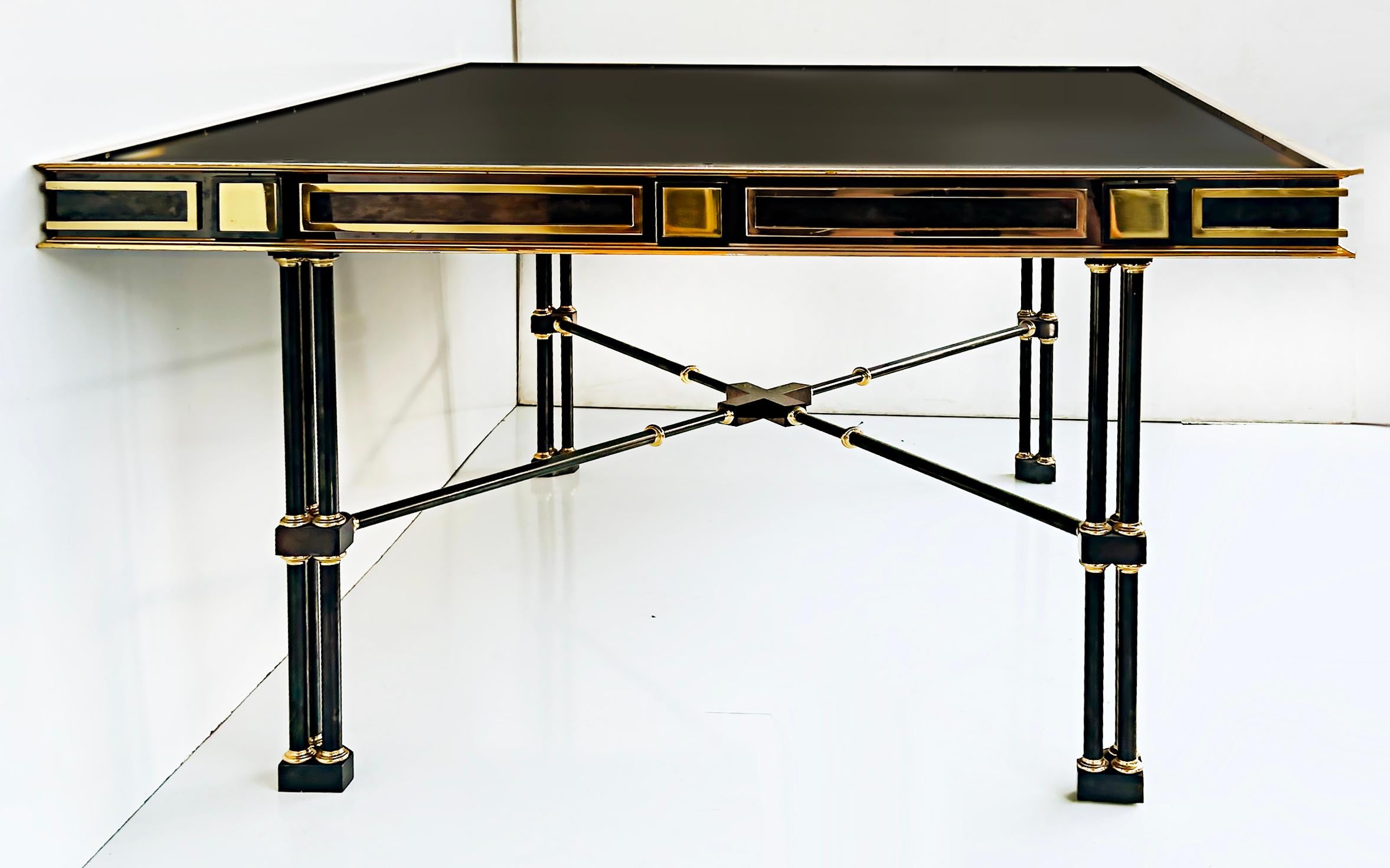 Ron Seff - Table vintage imposante en métal bronze et laiton des années 1980

Une table très lourde de Ron Seff, en bronze et laiton, est proposée à la vente. La table est assez élégante et présente un aspect néoclassique moderne.
Il manque le