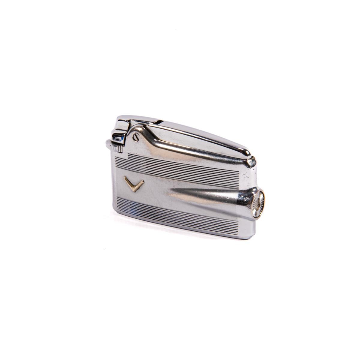 Vintage Revised Ronson Varaflame 1980s

The Ronson Varaflame set new standards in lighter design. It has been the flagship of Ronson since its introduction in 1957 and it still has it all: from the slender arch to the rear, reminiscent of a jet