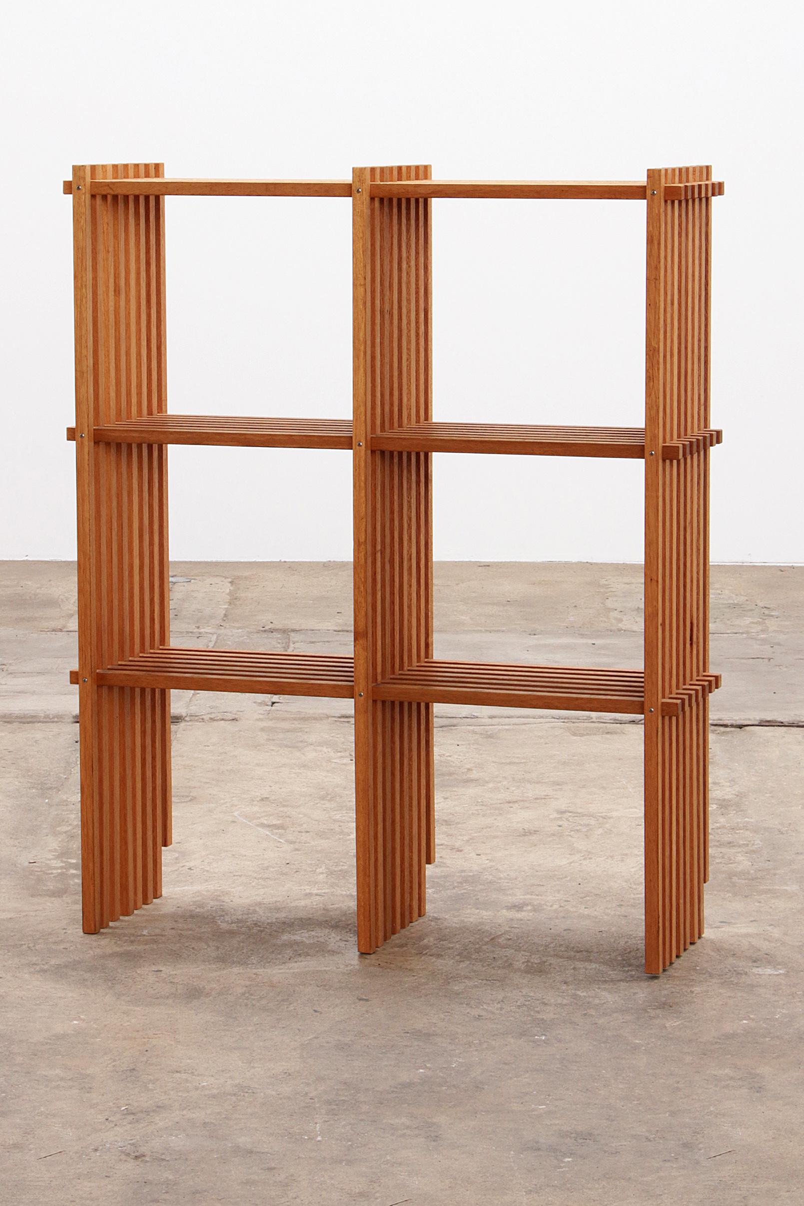 Retrouvez le charme des années 70 avec cette séparation de pièce en chêne authentique, conçue par Thorvald Lissau au Danemark. Cette armoire polyvalente n'est pas seulement un meuble pratique pour organiser vos affaires, mais elle apporte également