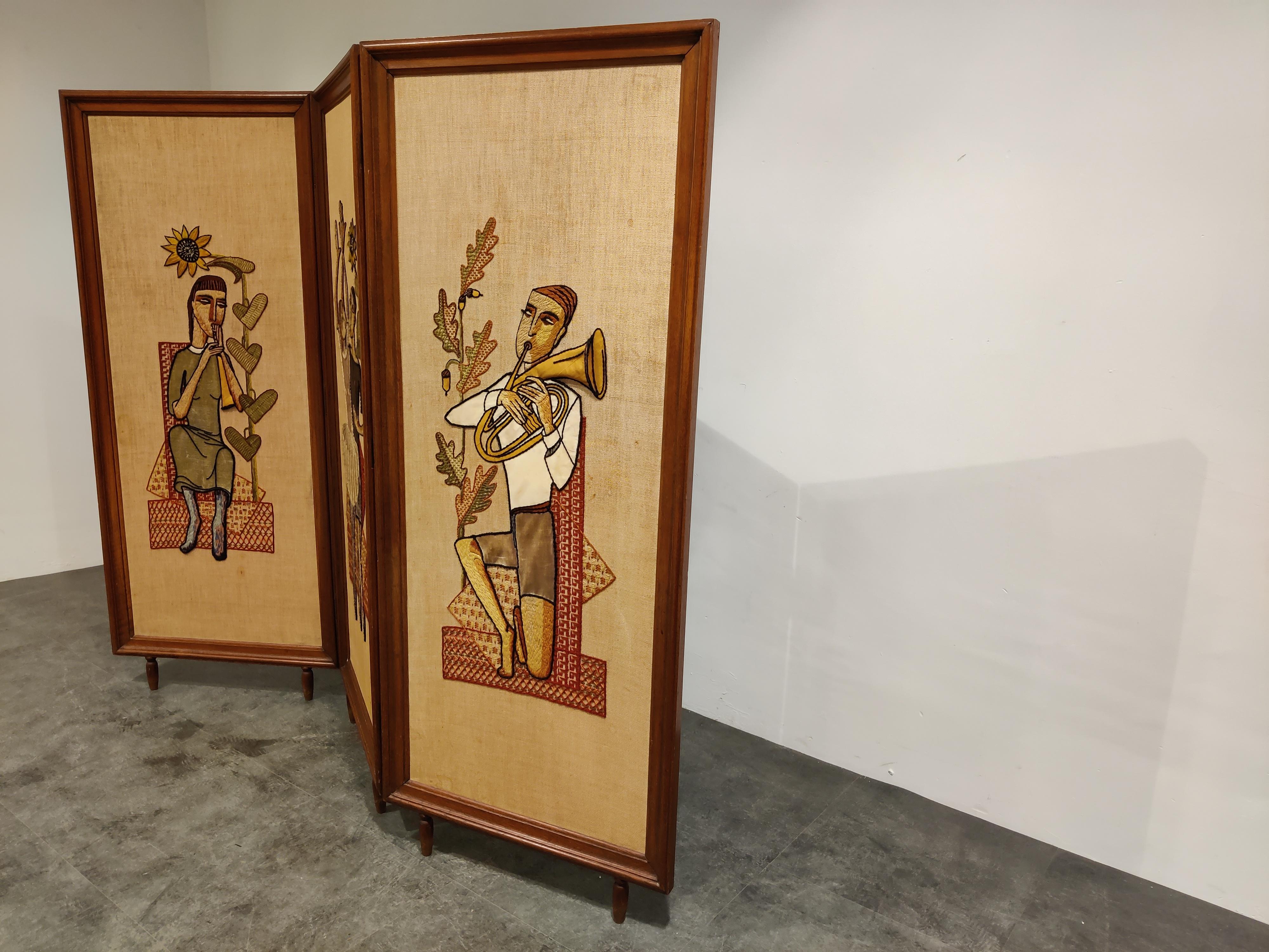 Charming vintage 'paravent' or folding screen completely handwoven in a brown wooden frame.

The artwork depicts figures in a curious way in a musical atmosphere.

Nice details and beautiful original colors.

This piece can really add a great