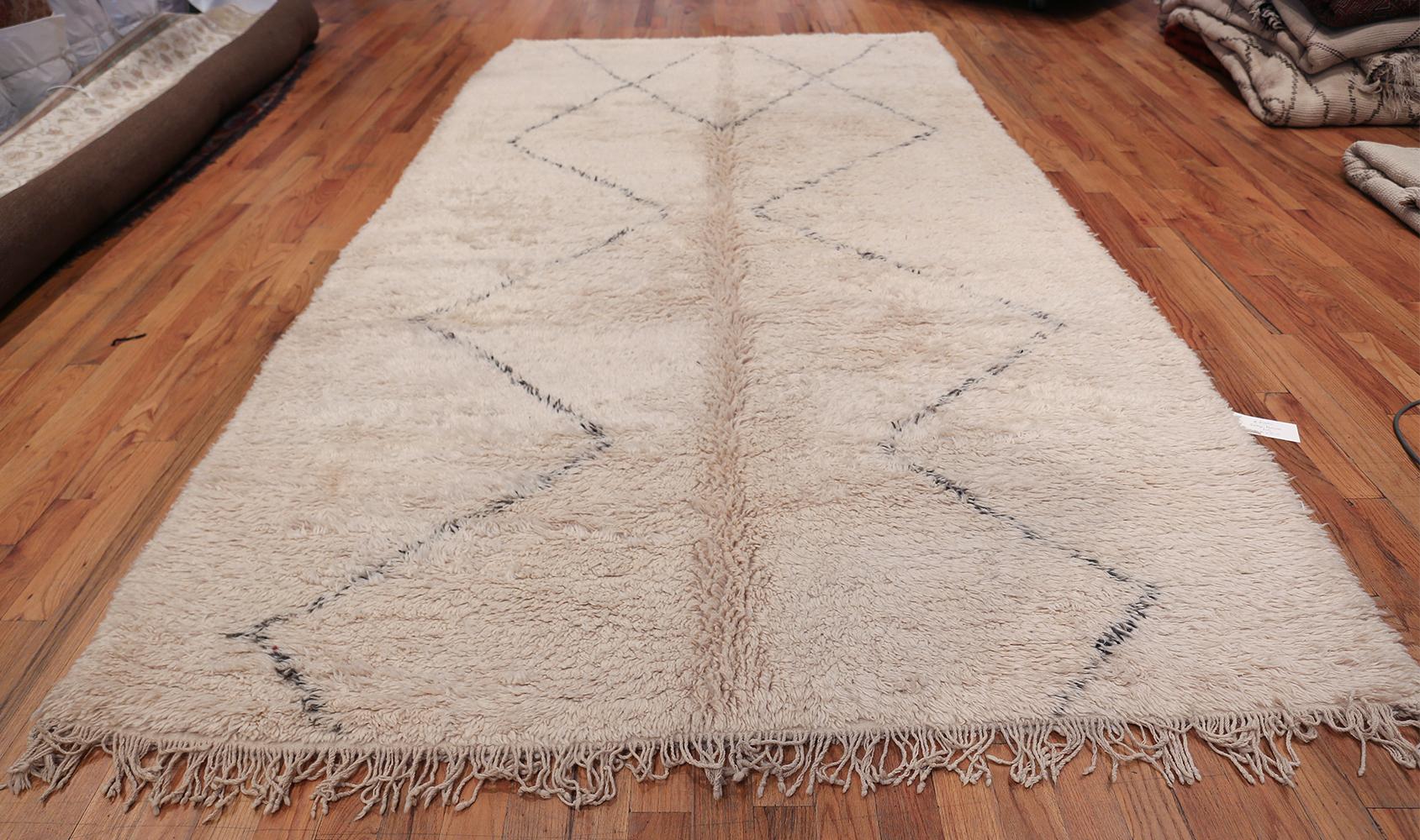 Magnificent vintage room size ivory Moroccan rug, country of origin / rug type: Morocco, circa mid–20th century.

Moroccan carpets guide, vintage Moroccan rugs and carpets and carpets are among the more popular styles available today. These unique