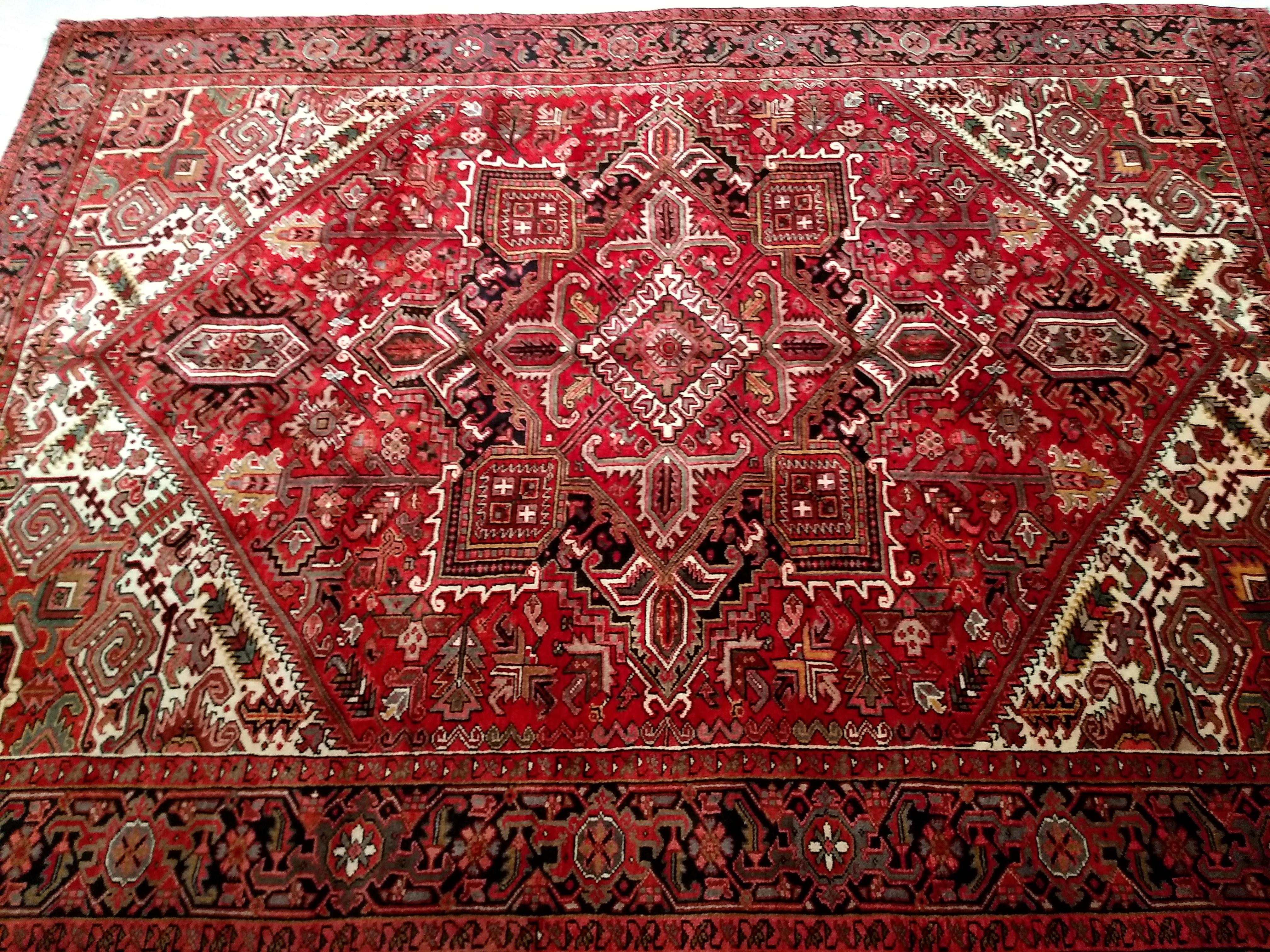 Persischer Heriz in geometrischem Muster in Dunkelrot, Elfenbein, Blau, Zimmergröße, Vintage im Angebot 5