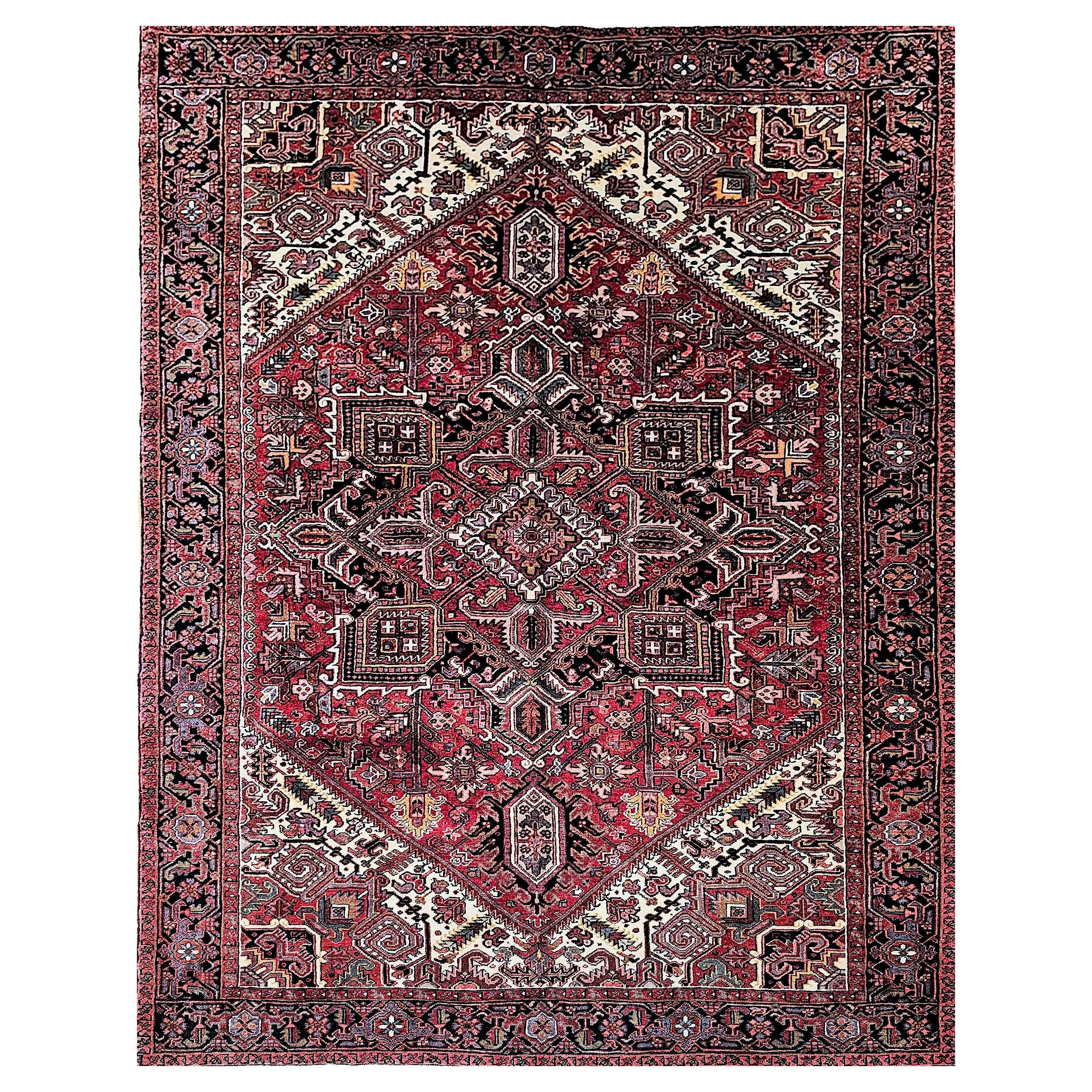 Heriz persiano vintage a grandezza naturale con motivo geometrico in rosso scuro, avorio e blu.