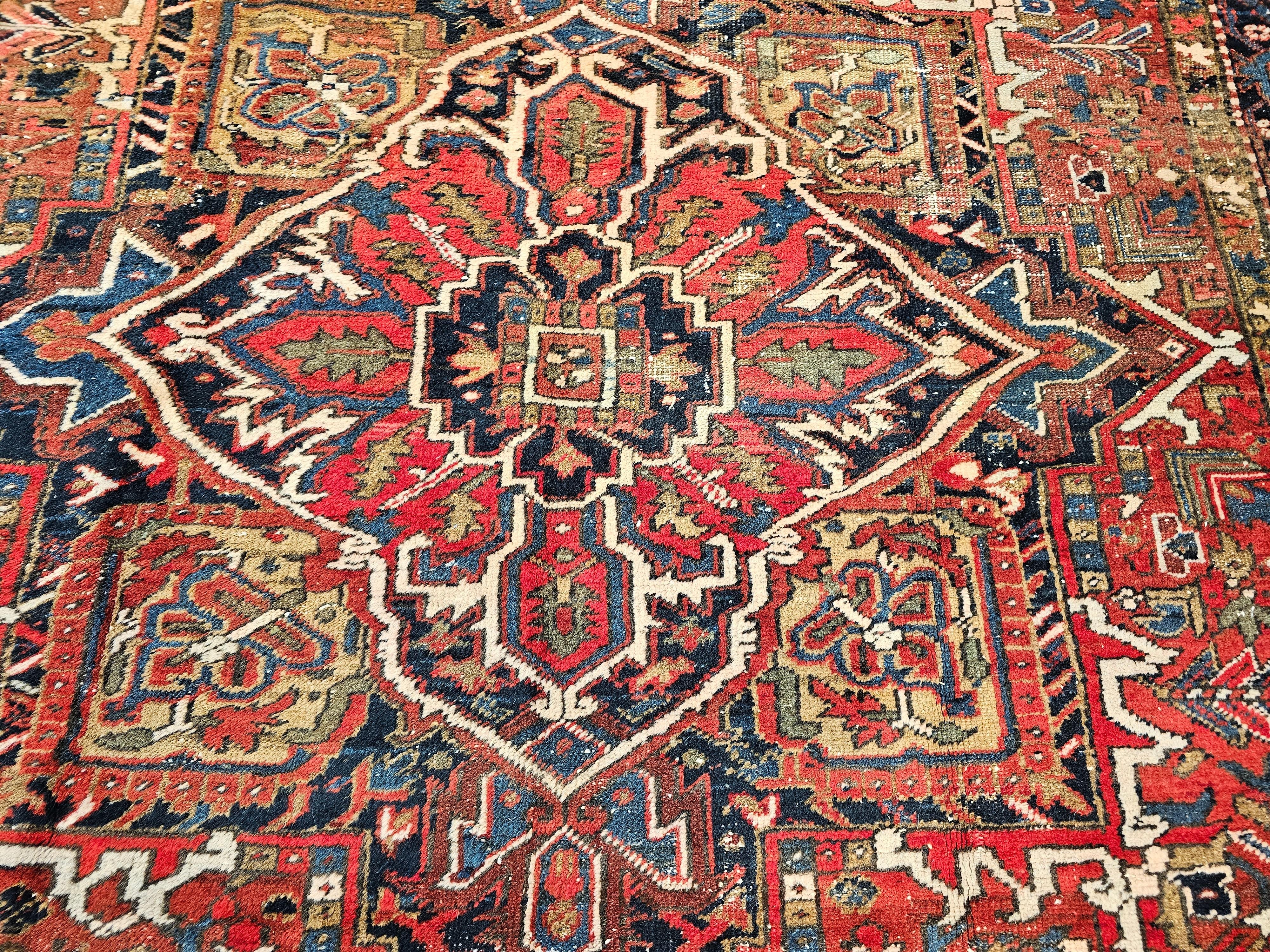 Persischer Heriz-Teppich in Zimmergröße mit geometrischem Muster in Rot, Marineblau, Elfenbein im Angebot 7
