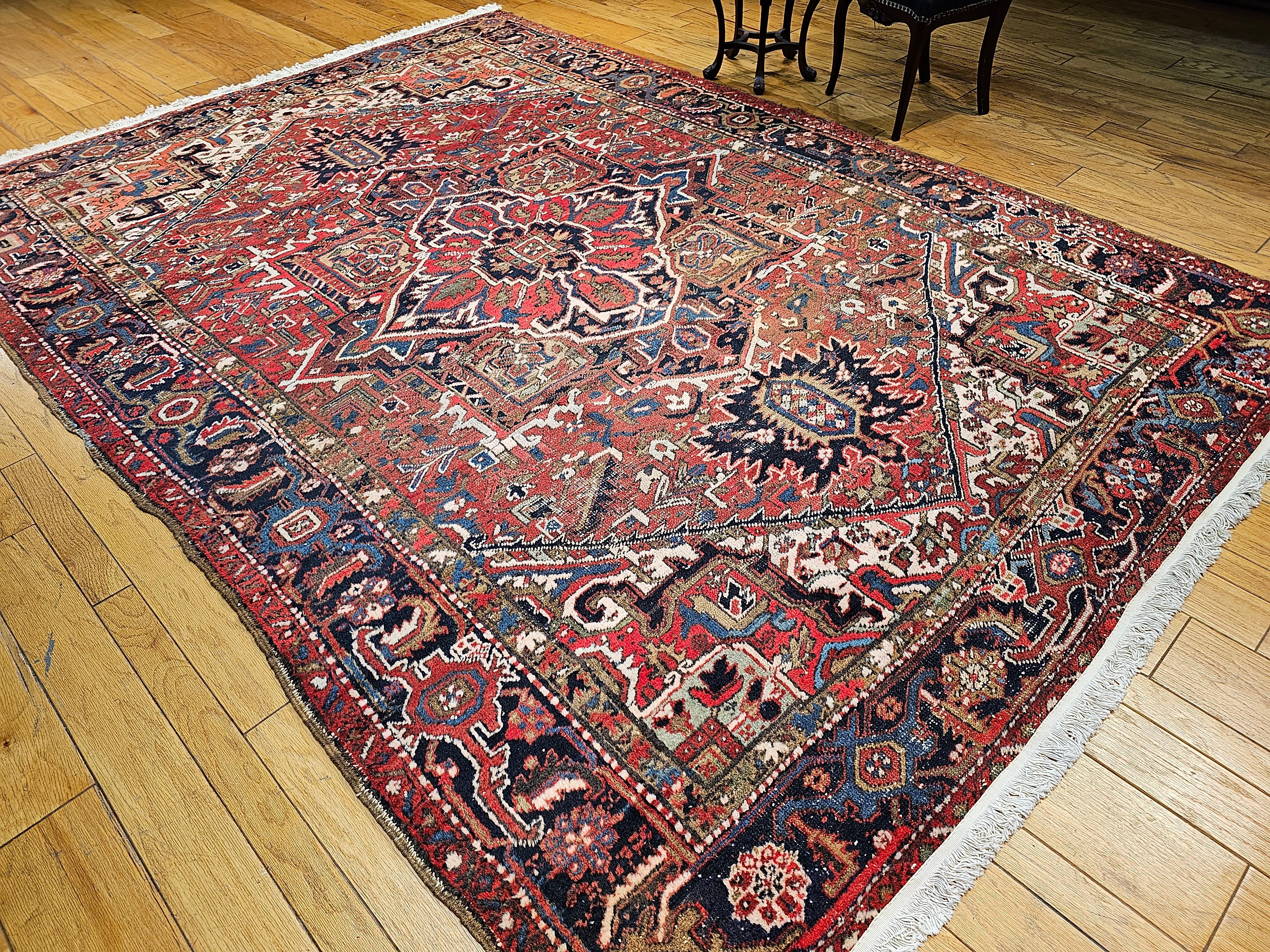 Persischer Heriz-Teppich in Zimmergröße mit geometrischem Muster in Rot, Marineblau, Elfenbein im Angebot 9