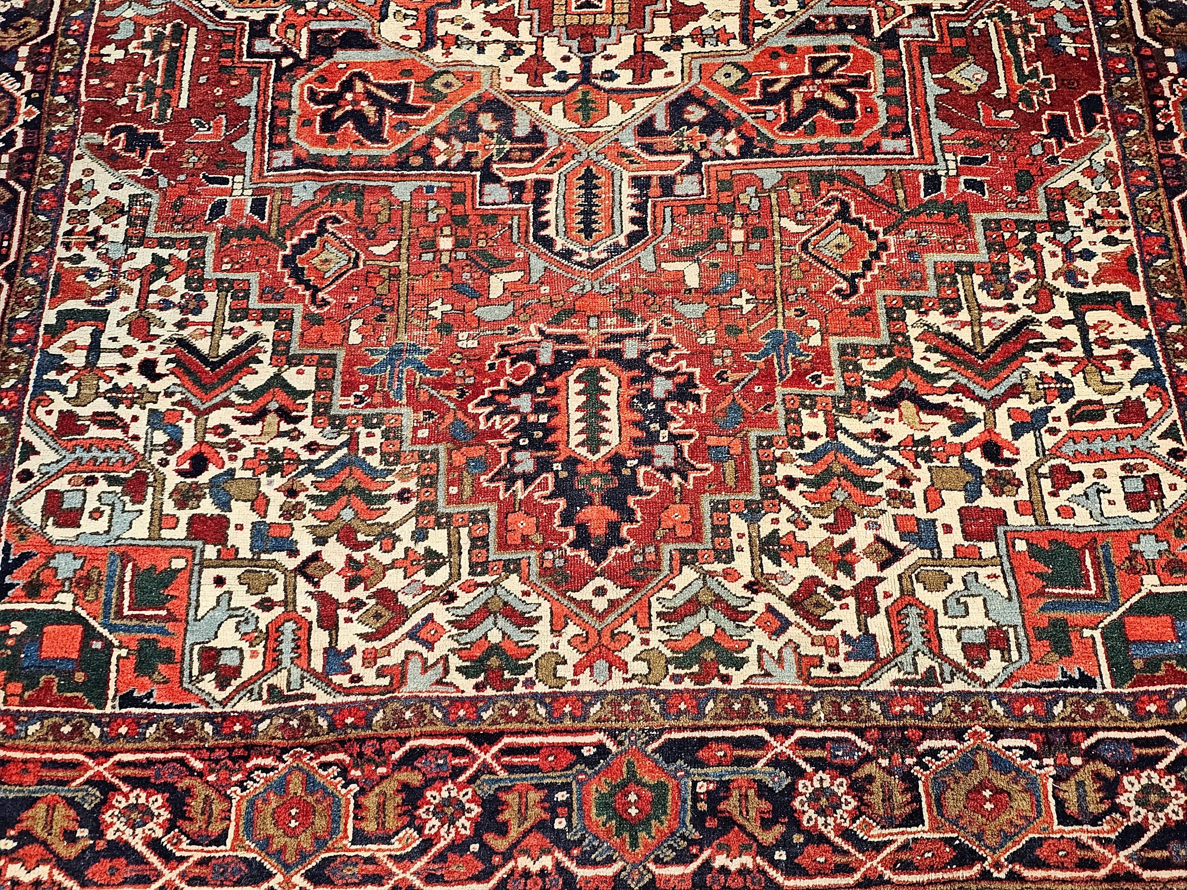 Persischer Heriz-Teppich in Zimmergröße in Rot, Marineblau, Blau, Grün, Elfenbein (20. Jahrhundert) im Angebot