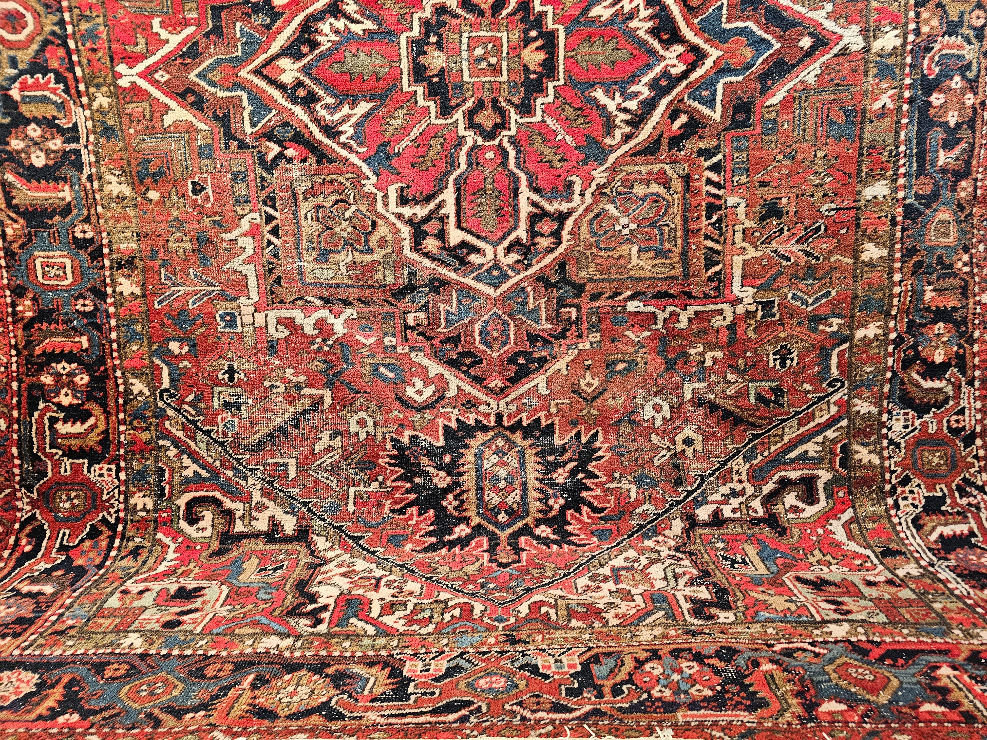 Persischer Heriz-Teppich in Zimmergröße mit geometrischem Muster in Rot, Marineblau, Elfenbein (Wolle) im Angebot