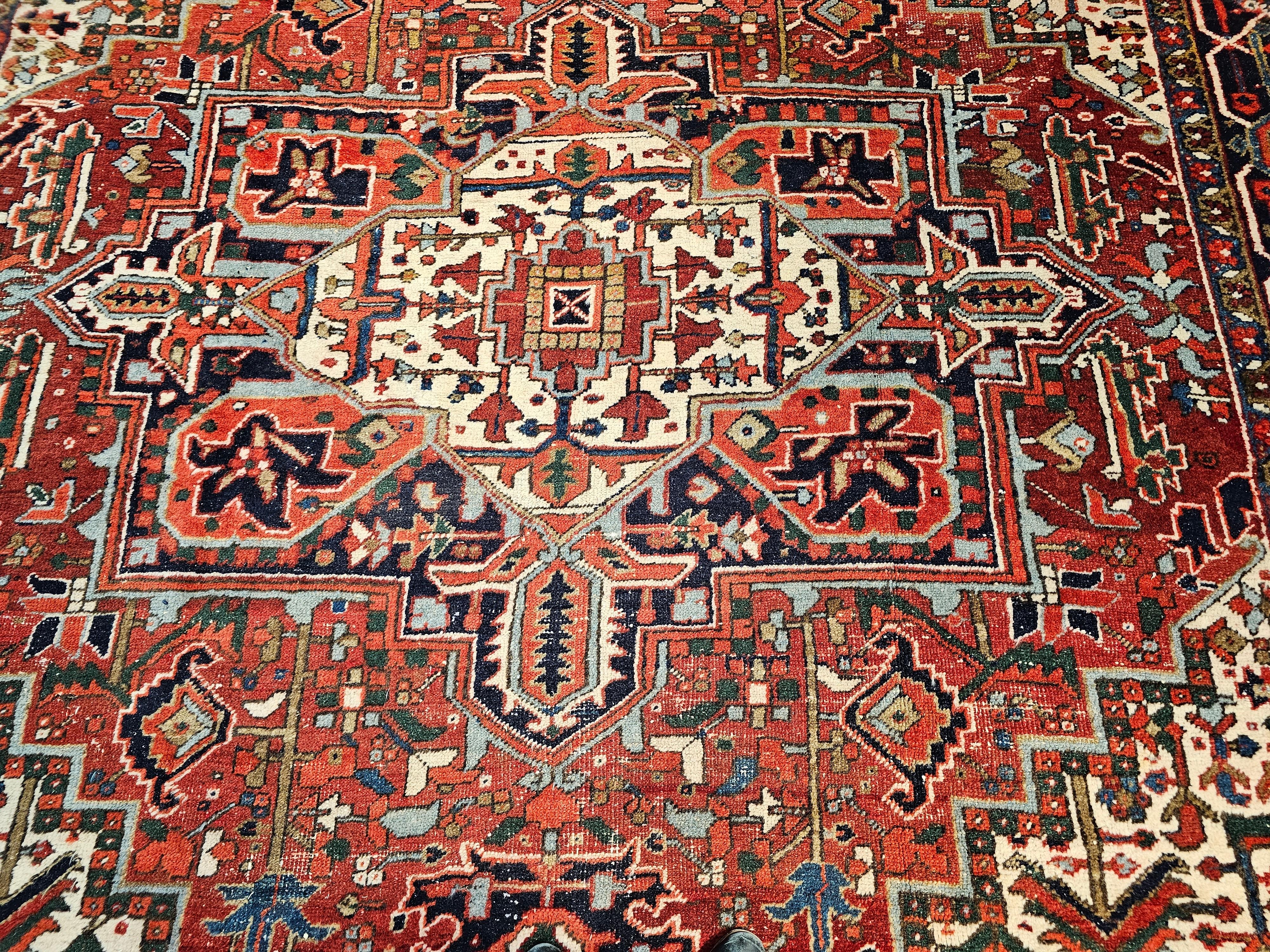 Persischer Heriz-Teppich in Zimmergröße in Rot, Marineblau, Blau, Grün, Elfenbein (Wolle) im Angebot
