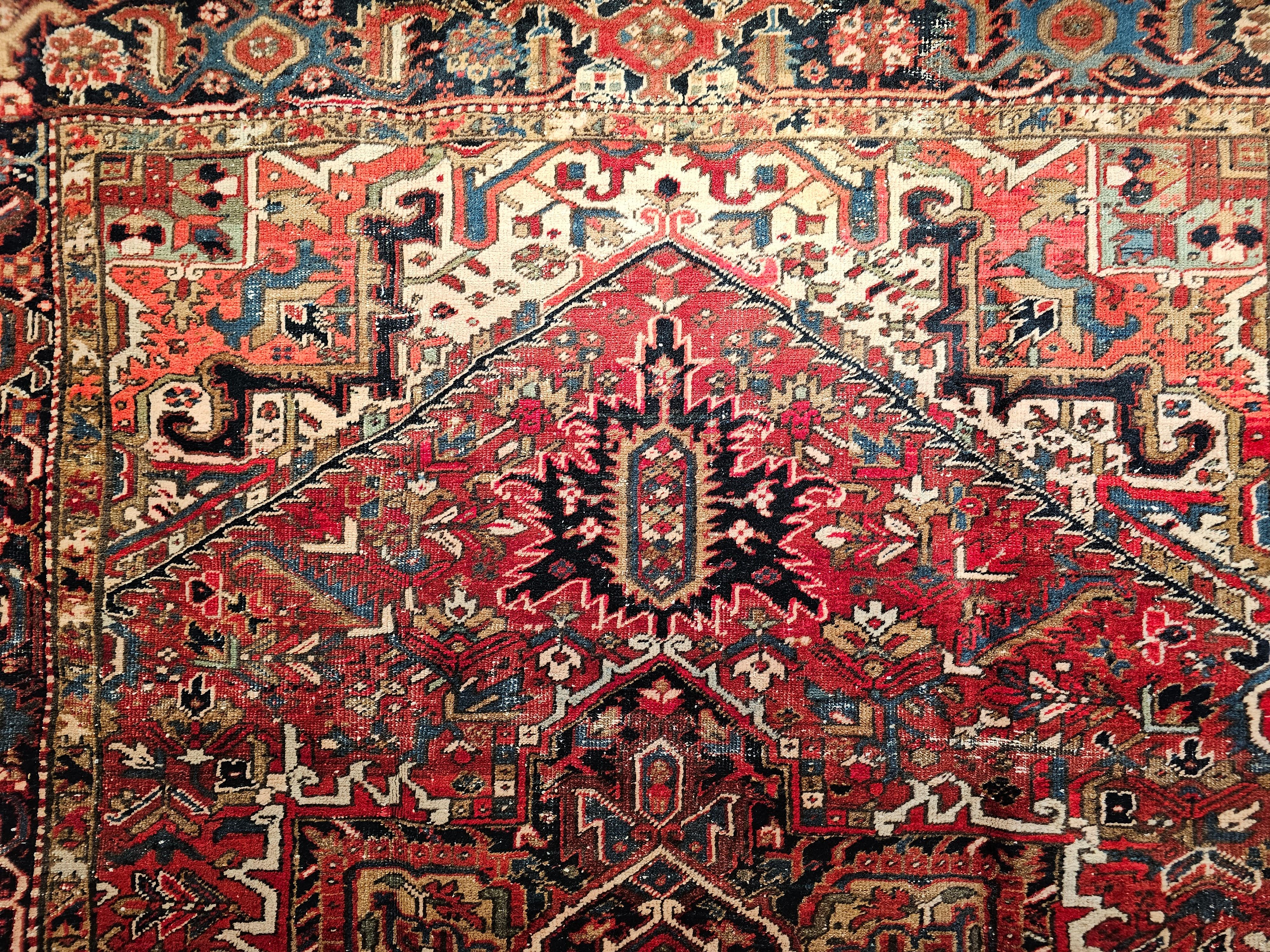 Persischer Heriz-Teppich in Zimmergröße mit geometrischem Muster in Rot, Marineblau, Elfenbein im Angebot 1