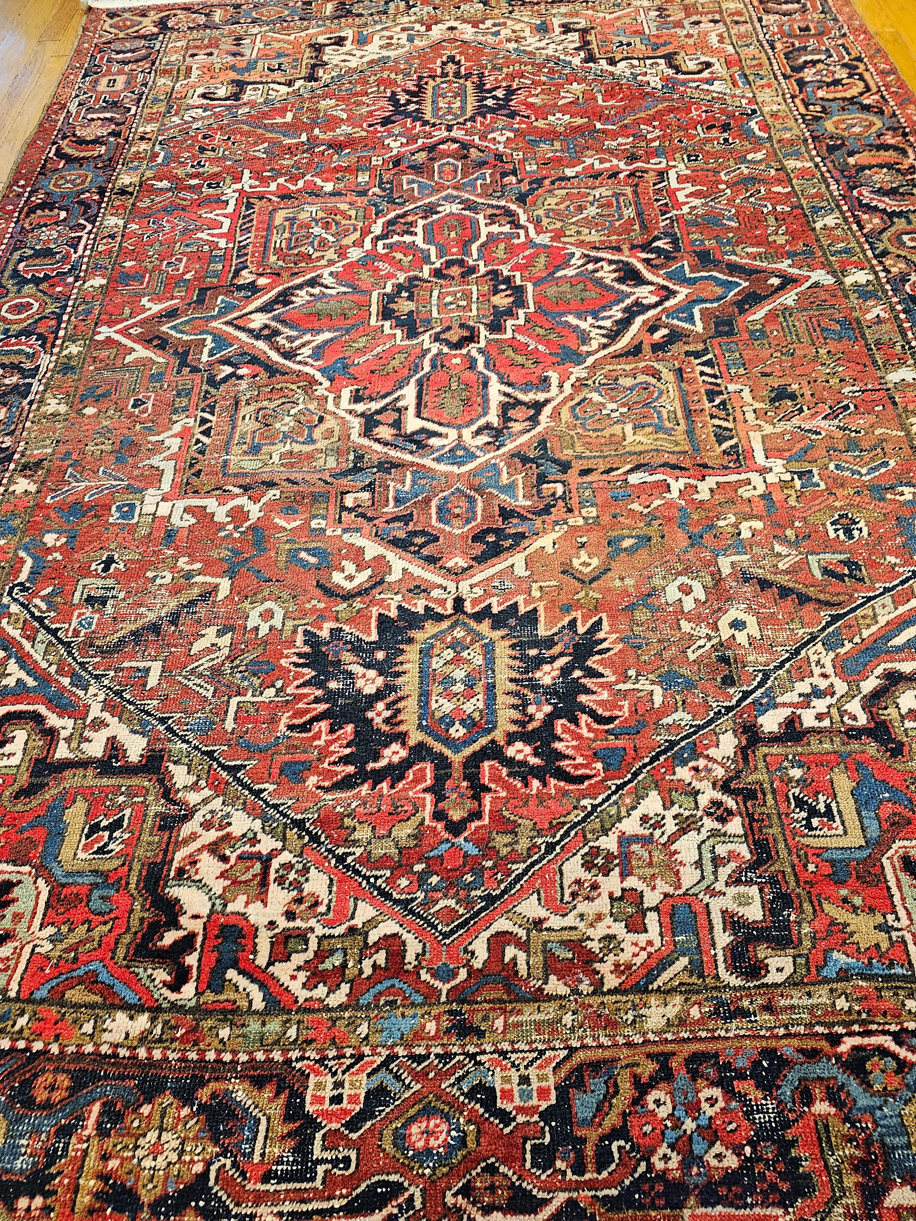 Persischer Heriz-Teppich in Zimmergröße mit geometrischem Muster in Rot, Marineblau, Elfenbein im Angebot 3