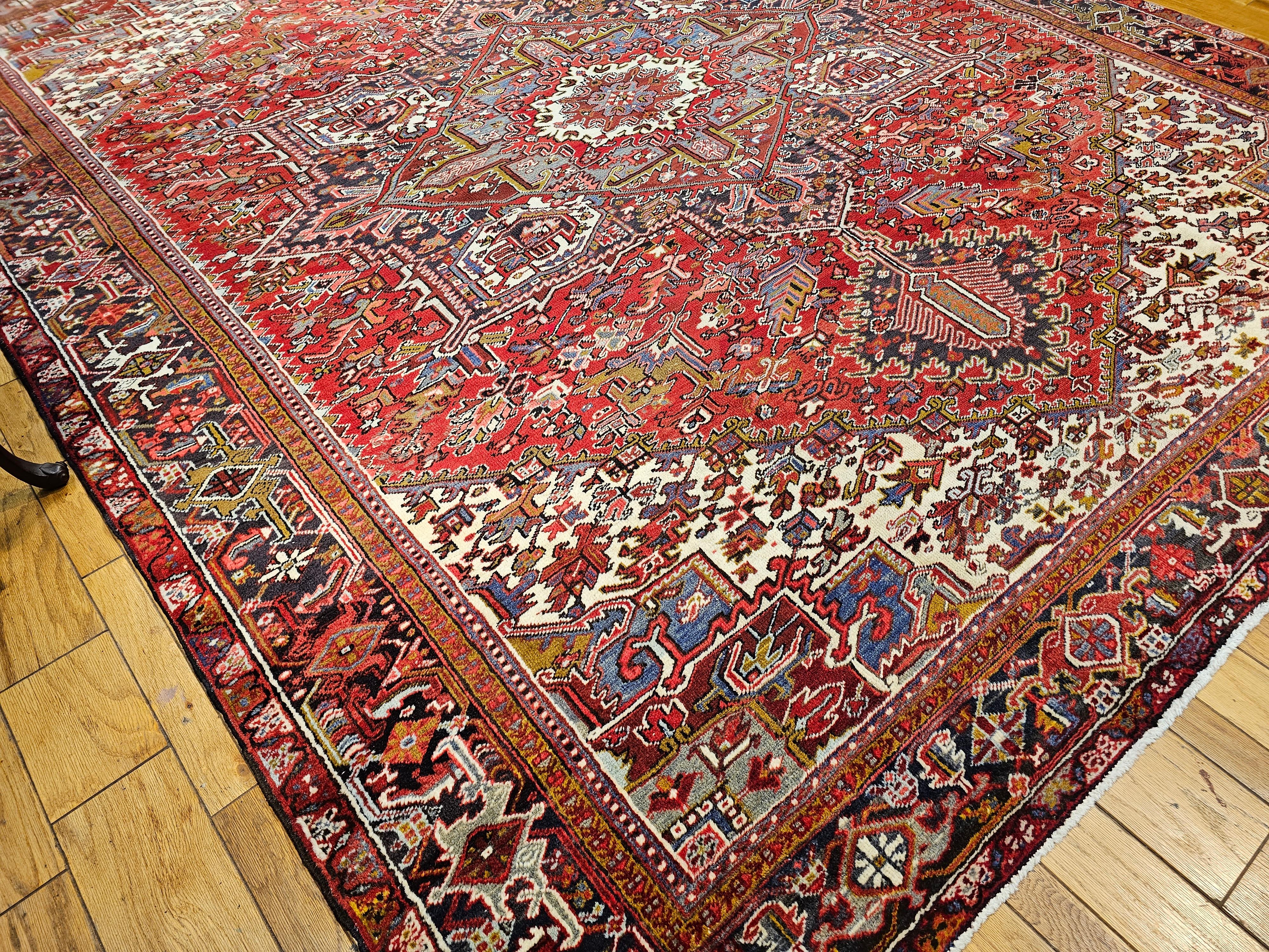 Tappeto persiano Heriz vintage in rosso, avorio e lavanda in vendita 9