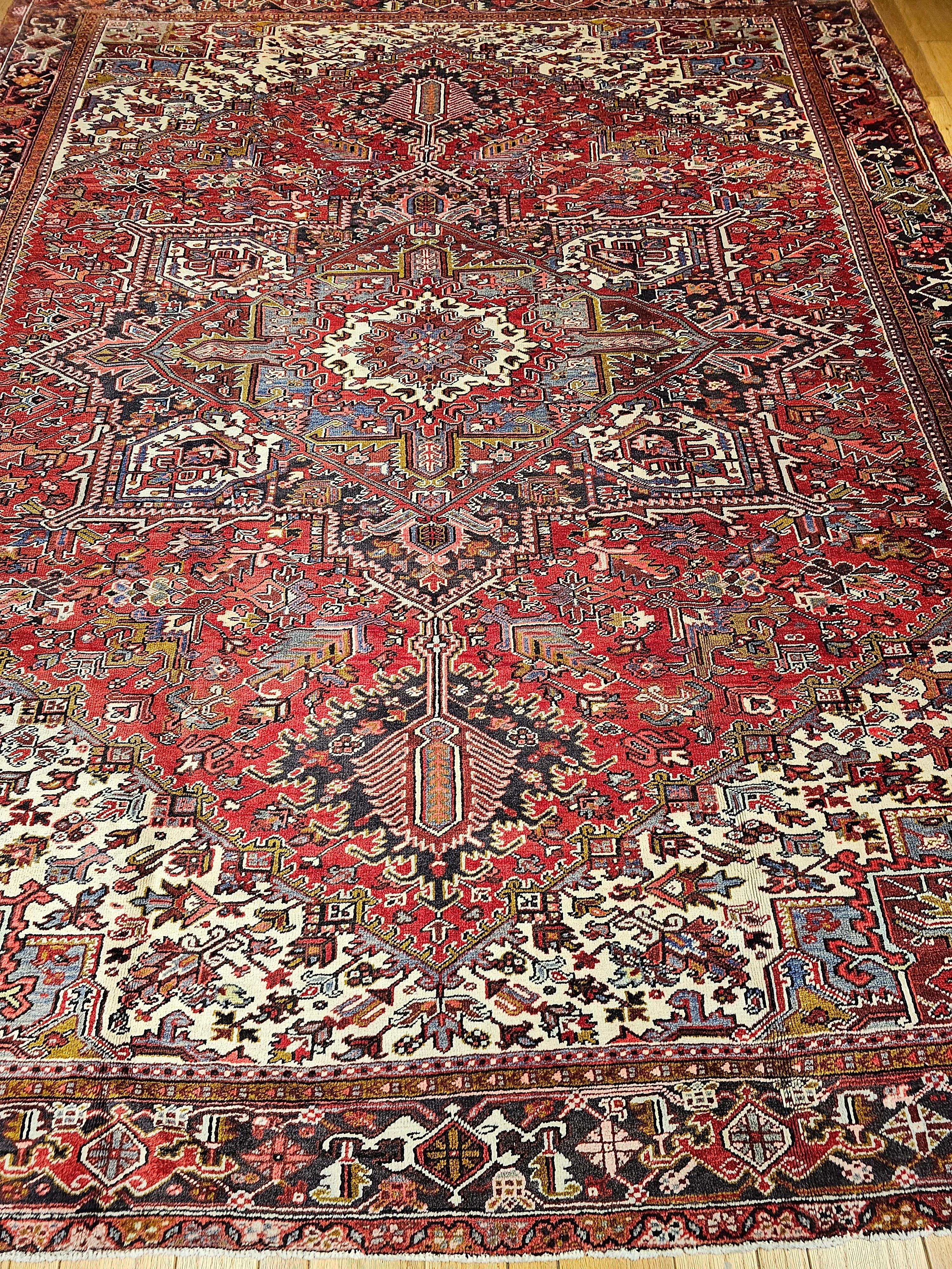 Tappeto persiano Heriz vintage in rosso, avorio e lavanda in vendita 11