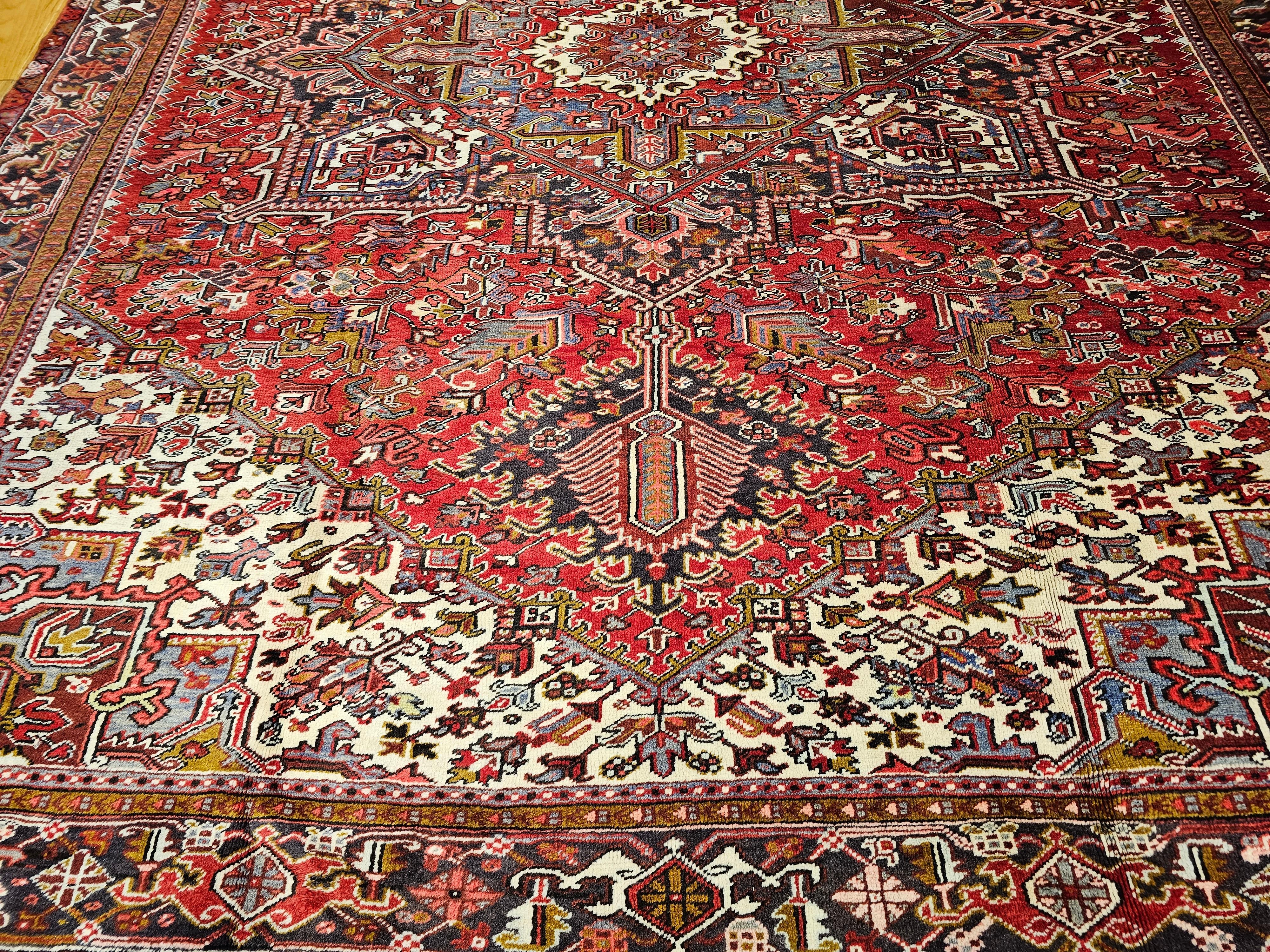 Persiano Tappeto persiano Heriz vintage in rosso, avorio e lavanda in vendita