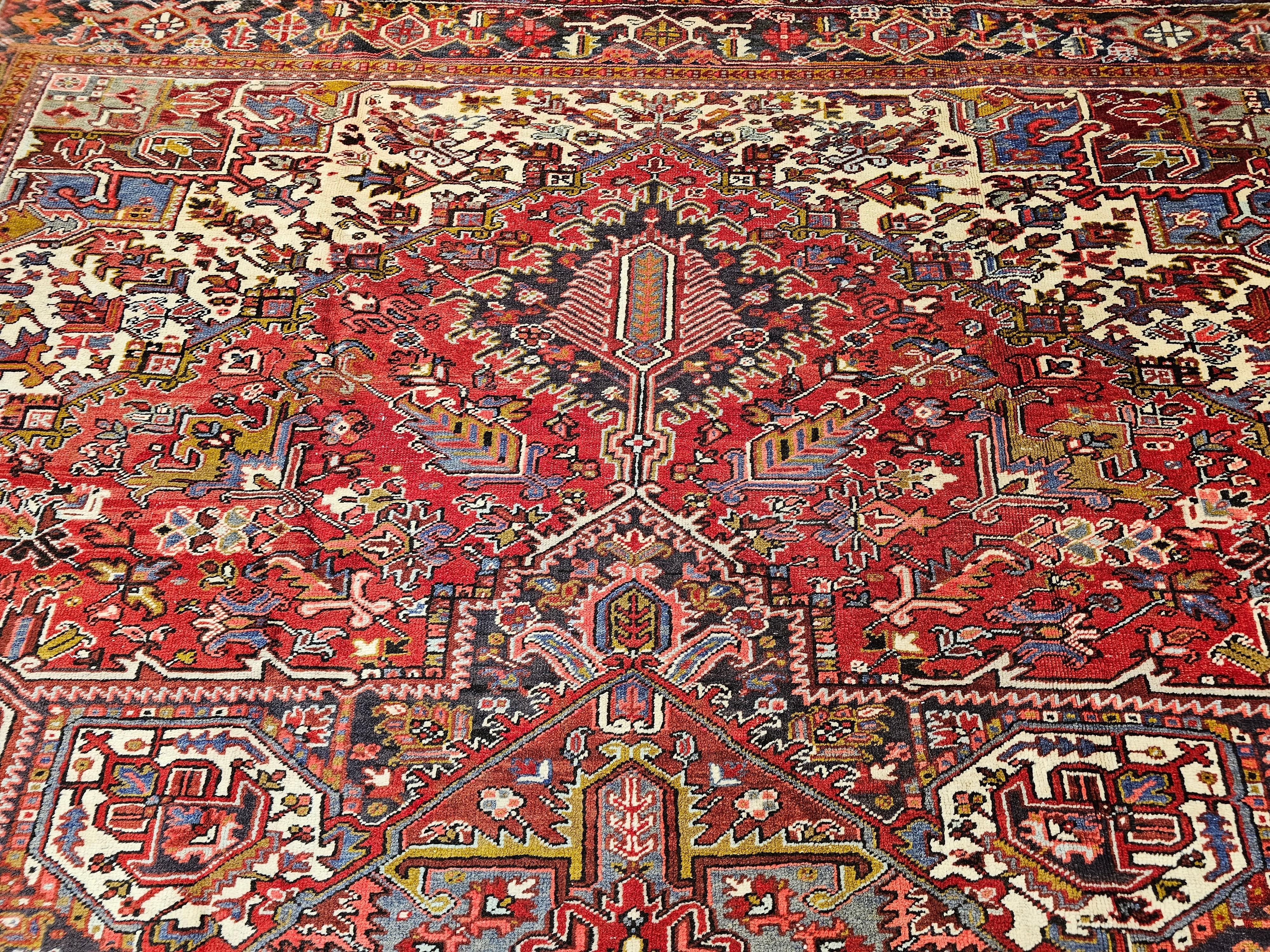 Tappeto persiano Heriz vintage in rosso, avorio e lavanda In condizioni buone in vendita a Barrington, IL