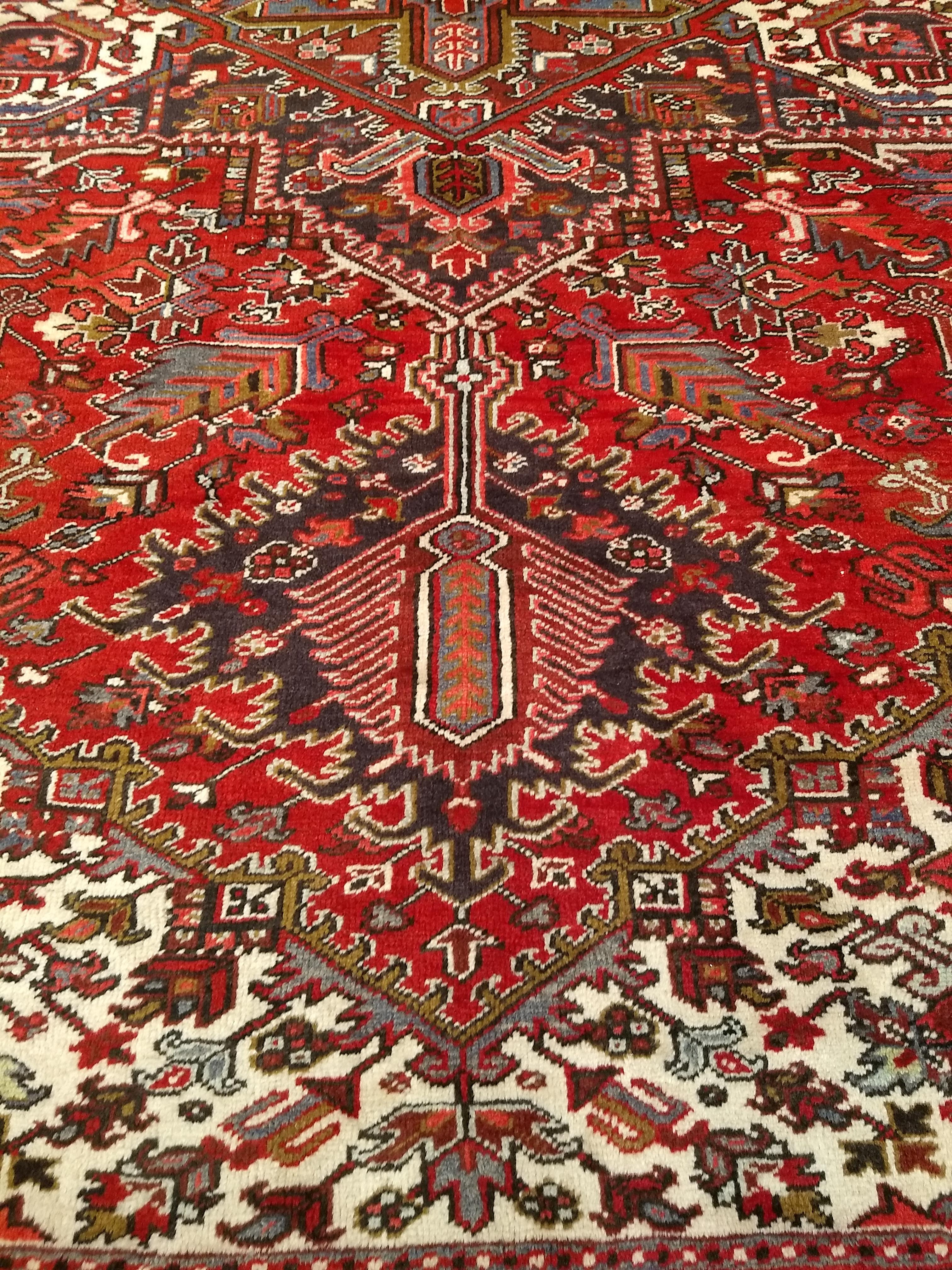 XX secolo Tappeto persiano Heriz vintage in rosso, avorio e lavanda in vendita
