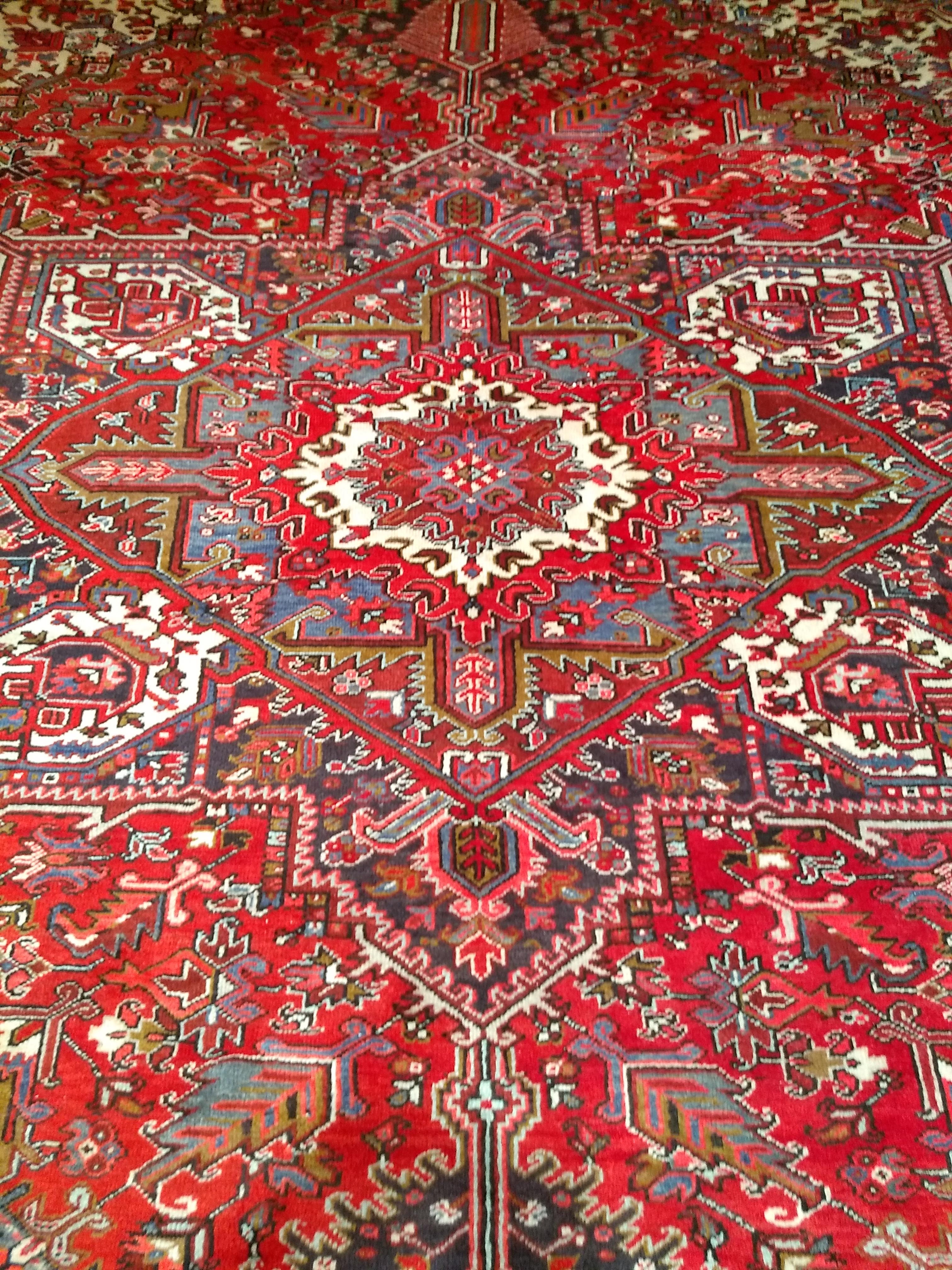 Lana Tappeto persiano Heriz vintage in rosso, avorio e lavanda in vendita