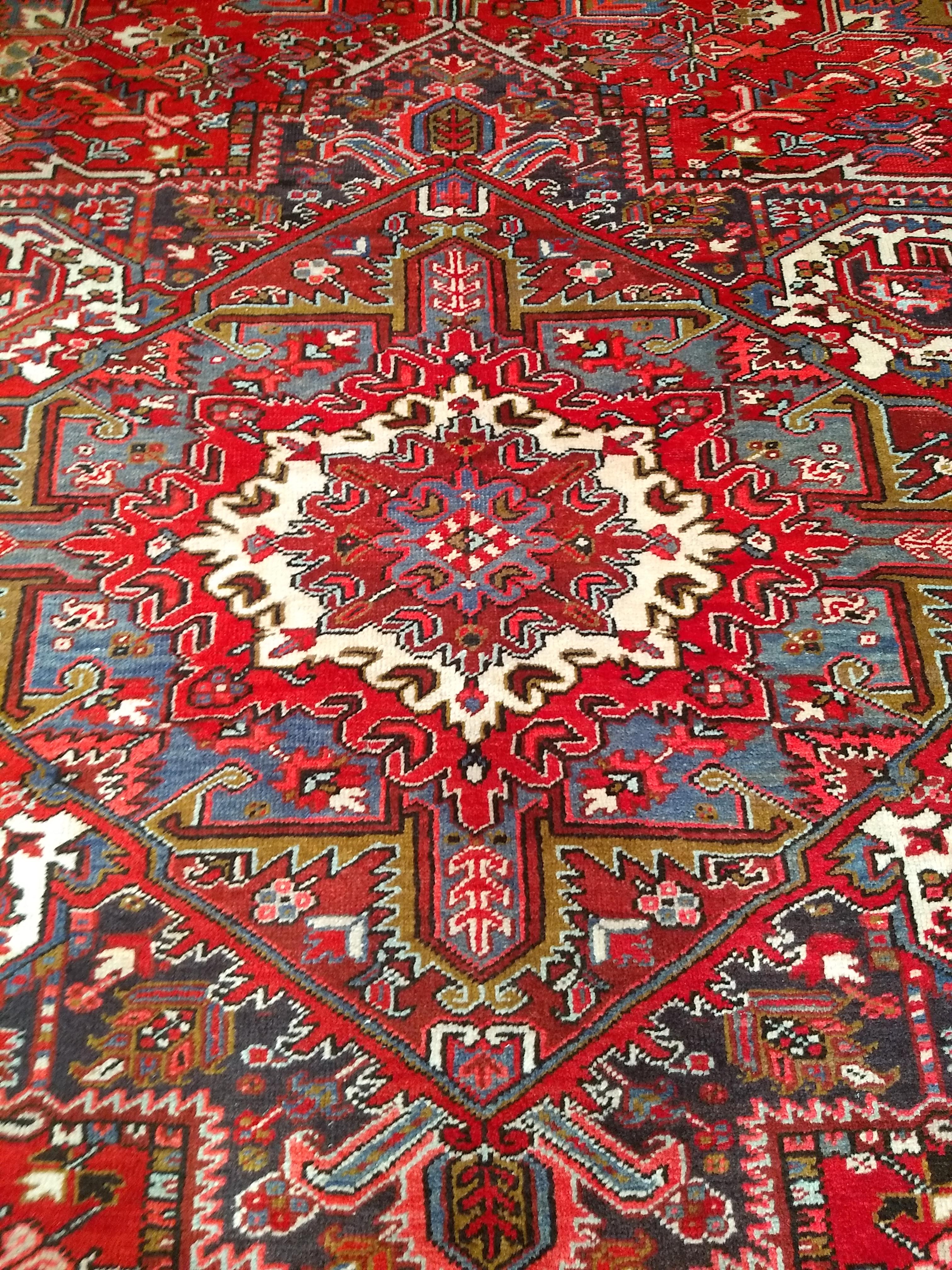 Tappeto persiano Heriz vintage in rosso, avorio e lavanda in vendita 1