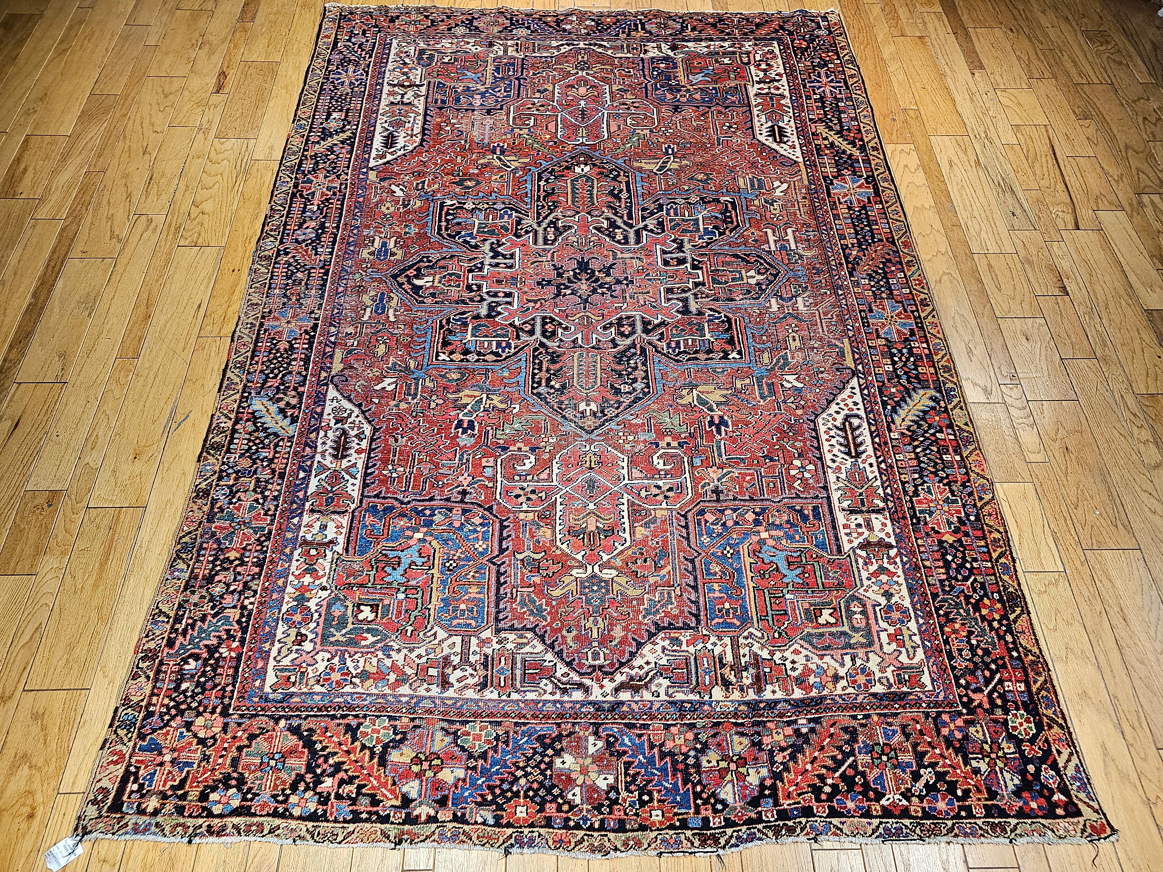 Heriz Karajah persiano d'epoca in rosso mattone, blu francese, avorio e verde. in vendita 11