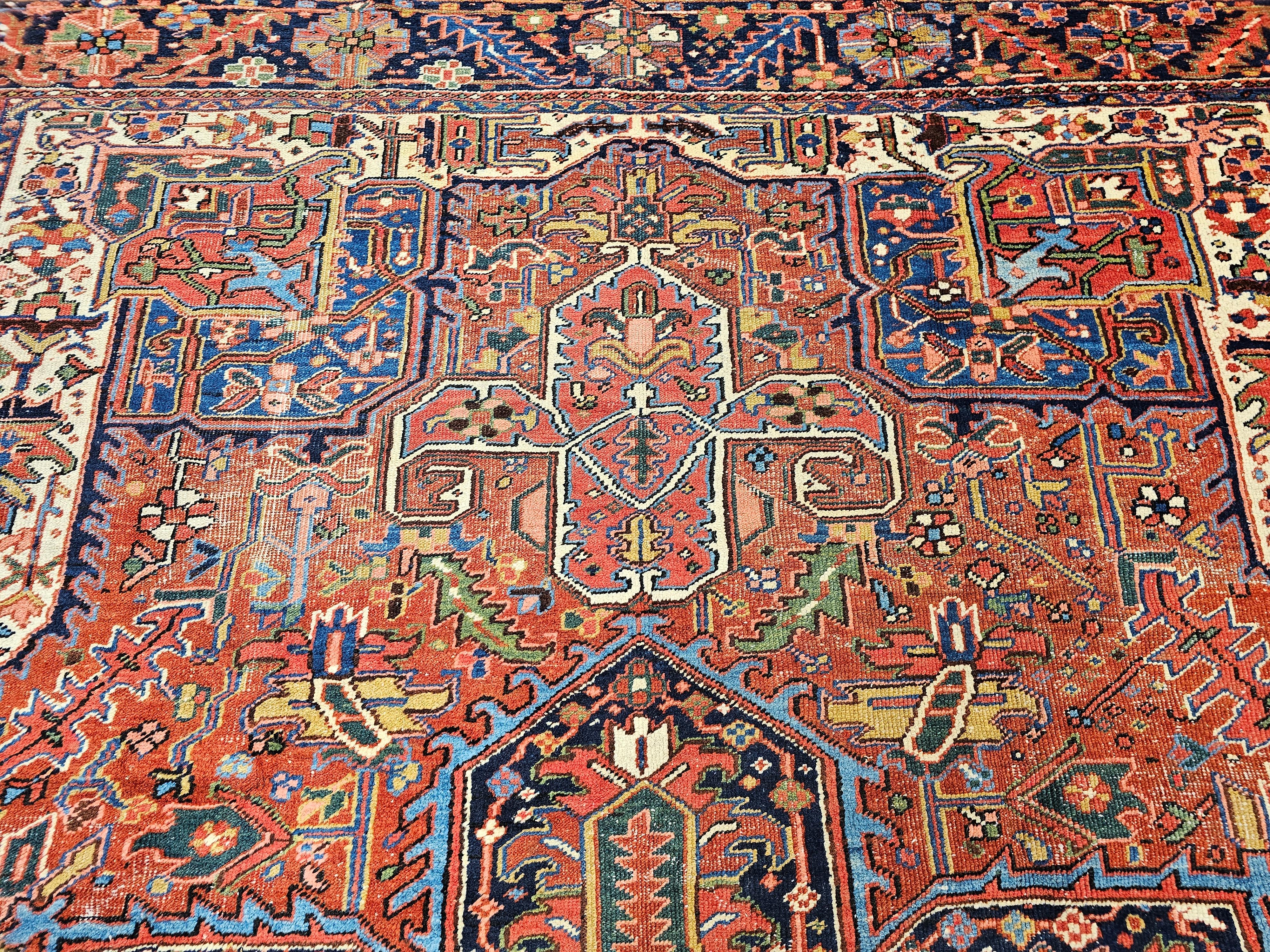 Annodato a mano Heriz Karajah persiano d'epoca in rosso mattone, blu francese, avorio e verde. in vendita